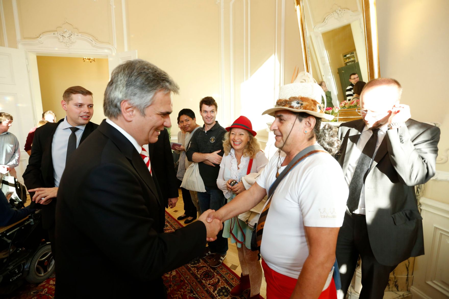 Am 26. Oktober 2013 empfing Bundeskanzler Werner Faymann im Rahmen des Nationalfeiertages Besucherinnen und Besucher im Bundeskanzleramt.