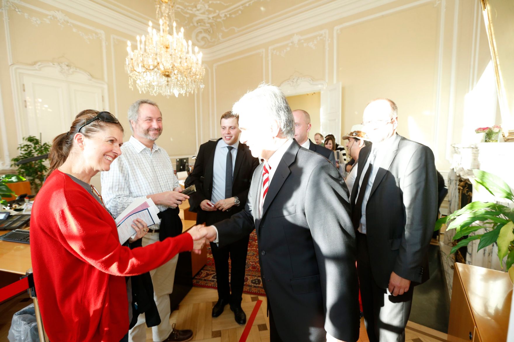Am 26. Oktober 2013 empfing Bundeskanzler Werner Faymann im Rahmen des Nationalfeiertages Besucherinnen und Besucher im Bundeskanzleramt.