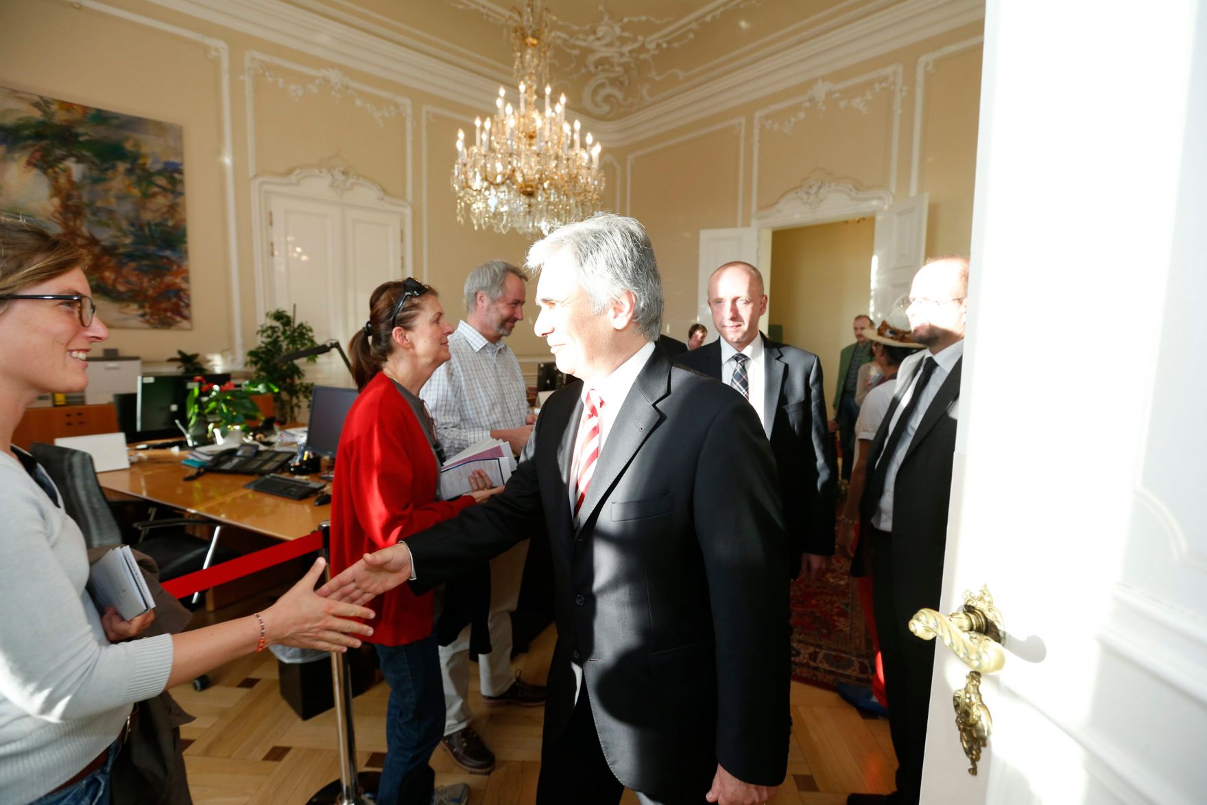 Am 26. Oktober 2013 empfing Bundeskanzler Werner Faymann im Rahmen des Nationalfeiertages Besucherinnen und Besucher im Bundeskanzleramt.