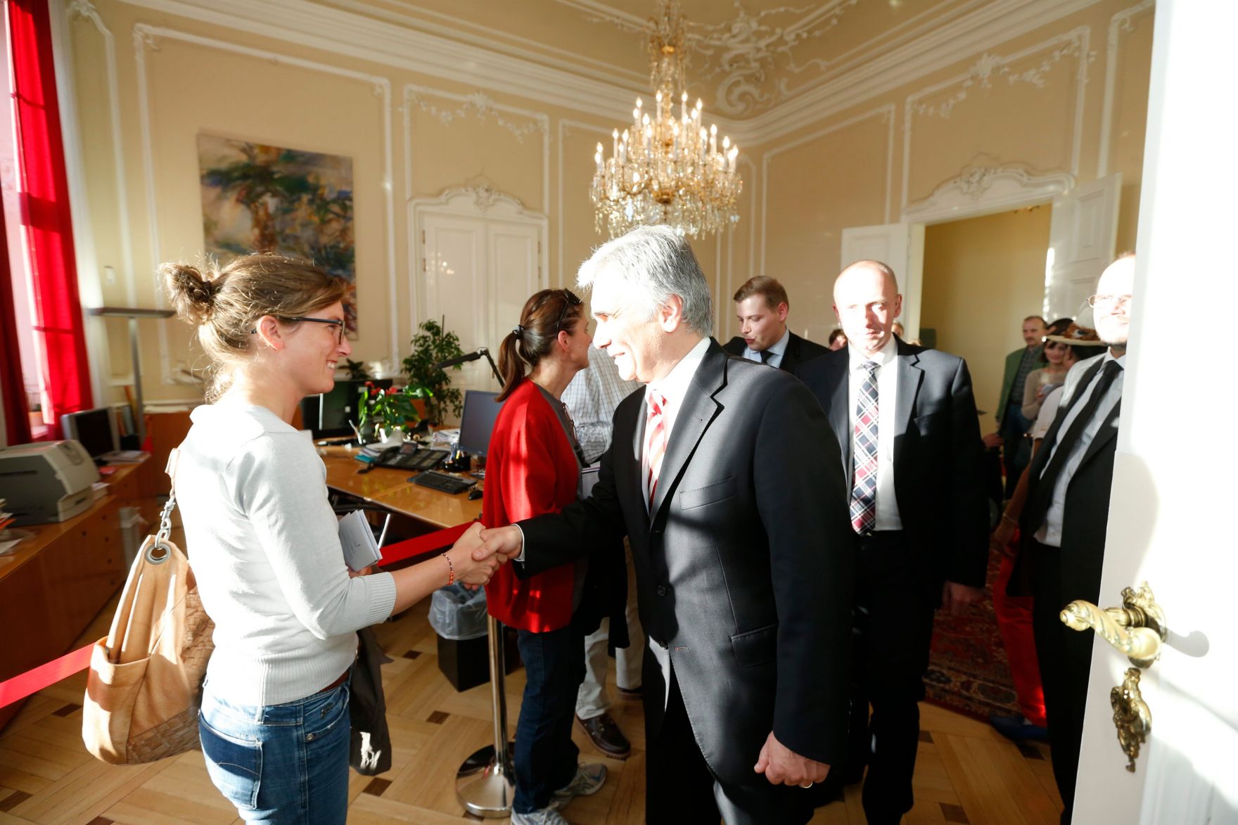 Am 26. Oktober 2013 empfing Bundeskanzler Werner Faymann im Rahmen des Nationalfeiertages Besucherinnen und Besucher im Bundeskanzleramt.