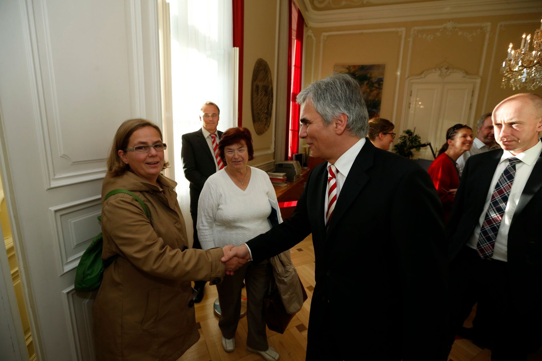 Am 26. Oktober 2013 empfing Bundeskanzler Werner Faymann im Rahmen des Nationalfeiertages Besucherinnen und Besucher im Bundeskanzleramt.