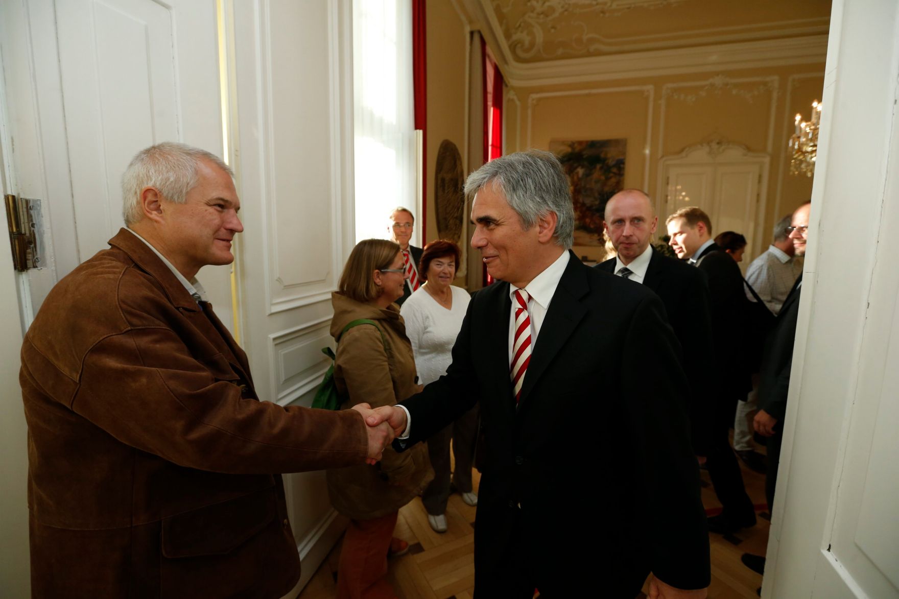 Am 26. Oktober 2013 empfing Bundeskanzler Werner Faymann im Rahmen des Nationalfeiertages Besucherinnen und Besucher im Bundeskanzleramt.