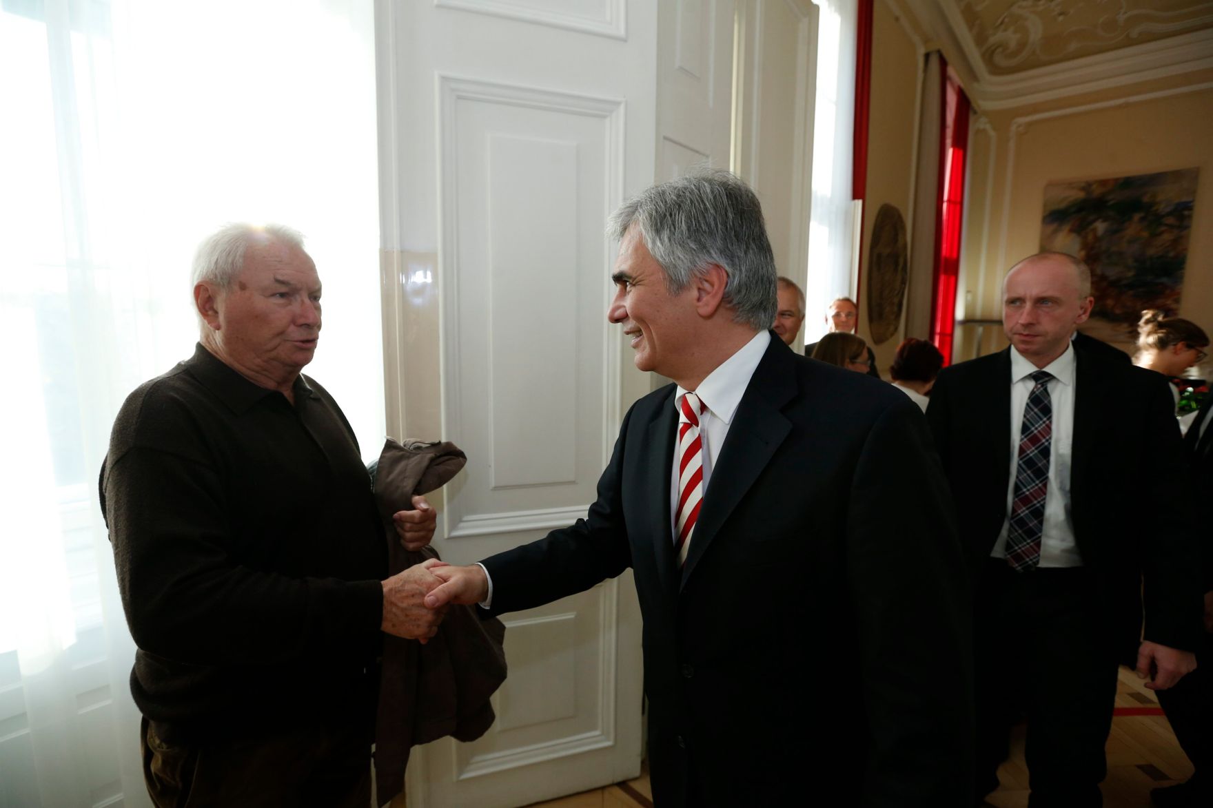 Am 26. Oktober 2013 empfing Bundeskanzler Werner Faymann im Rahmen des Nationalfeiertages Besucherinnen und Besucher im Bundeskanzleramt.