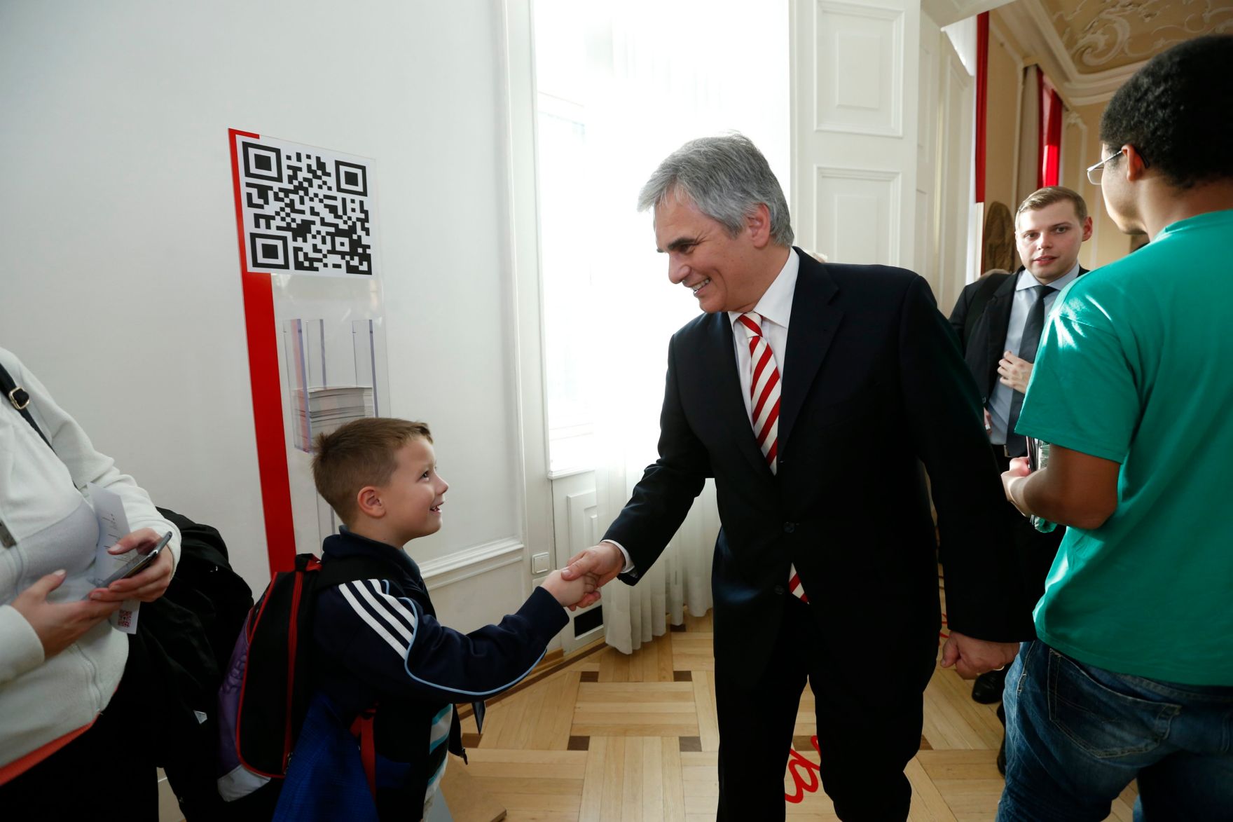 Am 26. Oktober 2013 empfing Bundeskanzler Werner Faymann im Rahmen des Nationalfeiertages Besucherinnen und Besucher im Bundeskanzleramt.