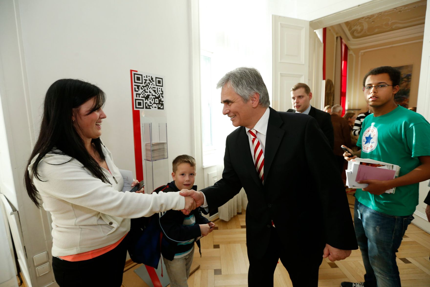 Am 26. Oktober 2013 empfing Bundeskanzler Werner Faymann im Rahmen des Nationalfeiertages Besucherinnen und Besucher im Bundeskanzleramt.