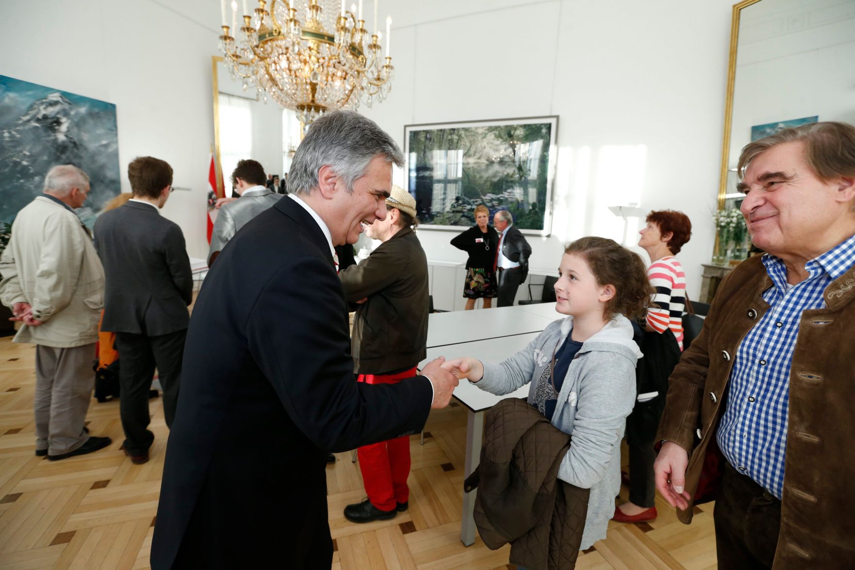 Am 26. Oktober 2013 empfing Bundeskanzler Werner Faymann im Rahmen des Nationalfeiertages Besucherinnen und Besucher im Bundeskanzleramt.