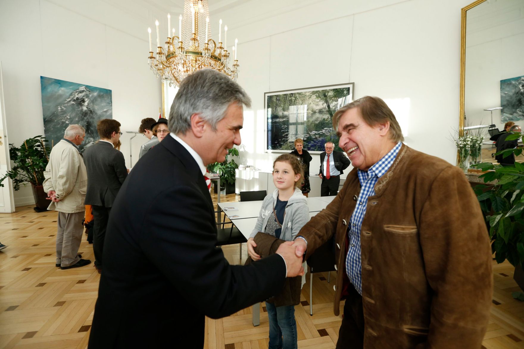 Am 26. Oktober 2013 empfing Bundeskanzler Werner Faymann im Rahmen des Nationalfeiertages Besucherinnen und Besucher im Bundeskanzleramt.