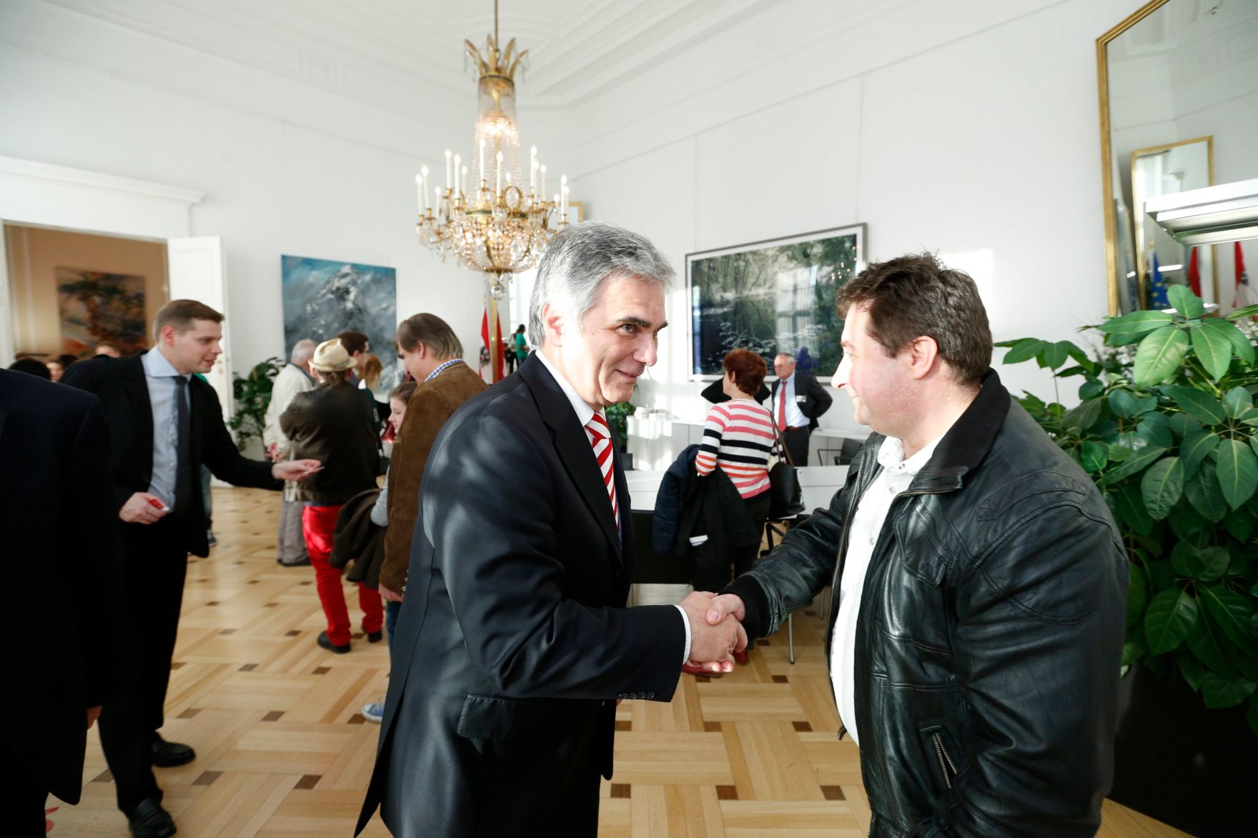 Am 26. Oktober 2013 empfing Bundeskanzler Werner Faymann im Rahmen des Nationalfeiertages Besucherinnen und Besucher im Bundeskanzleramt.