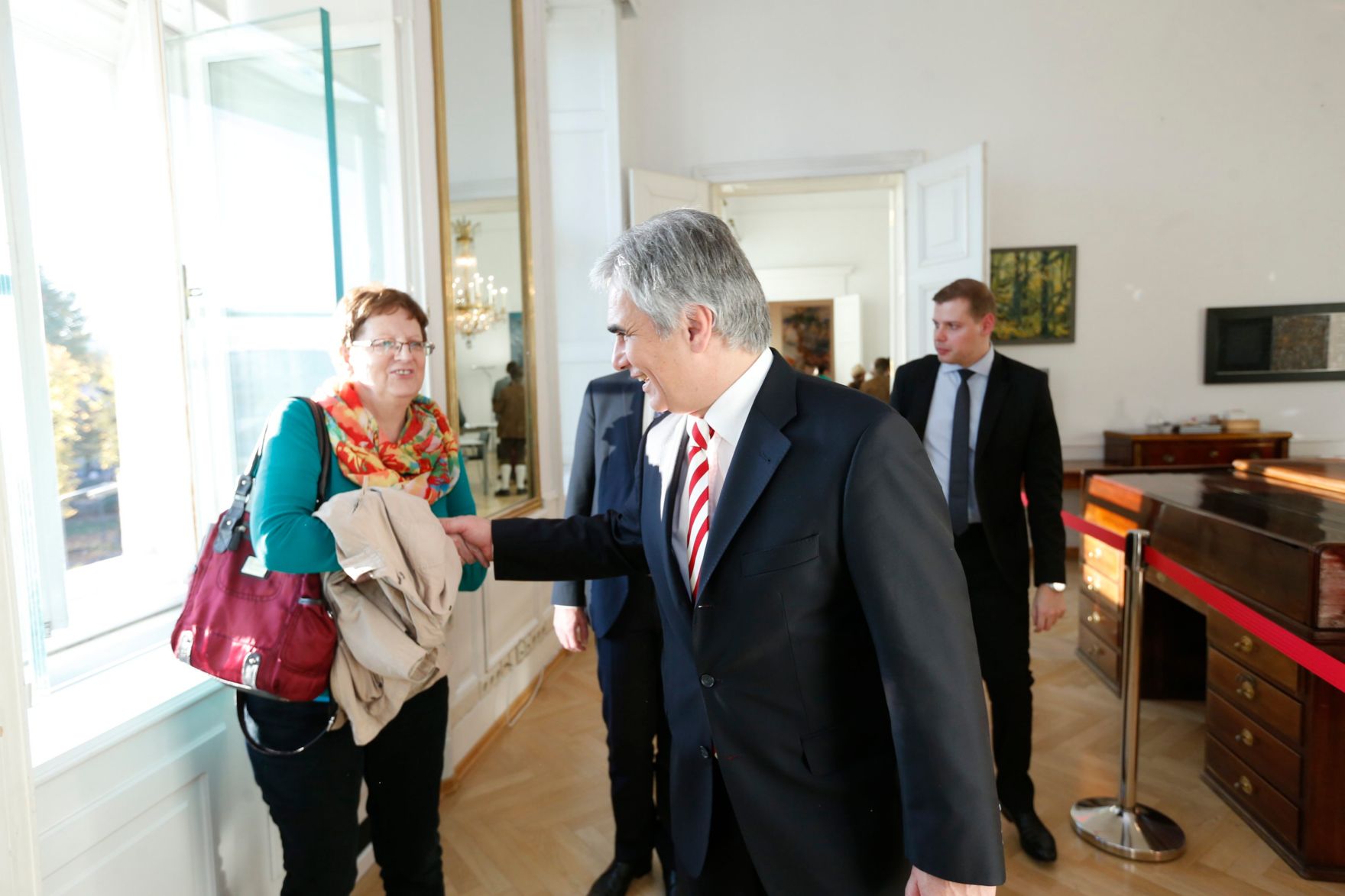 Am 26. Oktober 2013 empfing Bundeskanzler Werner Faymann im Rahmen des Nationalfeiertages Besucherinnen und Besucher im Bundeskanzleramt.