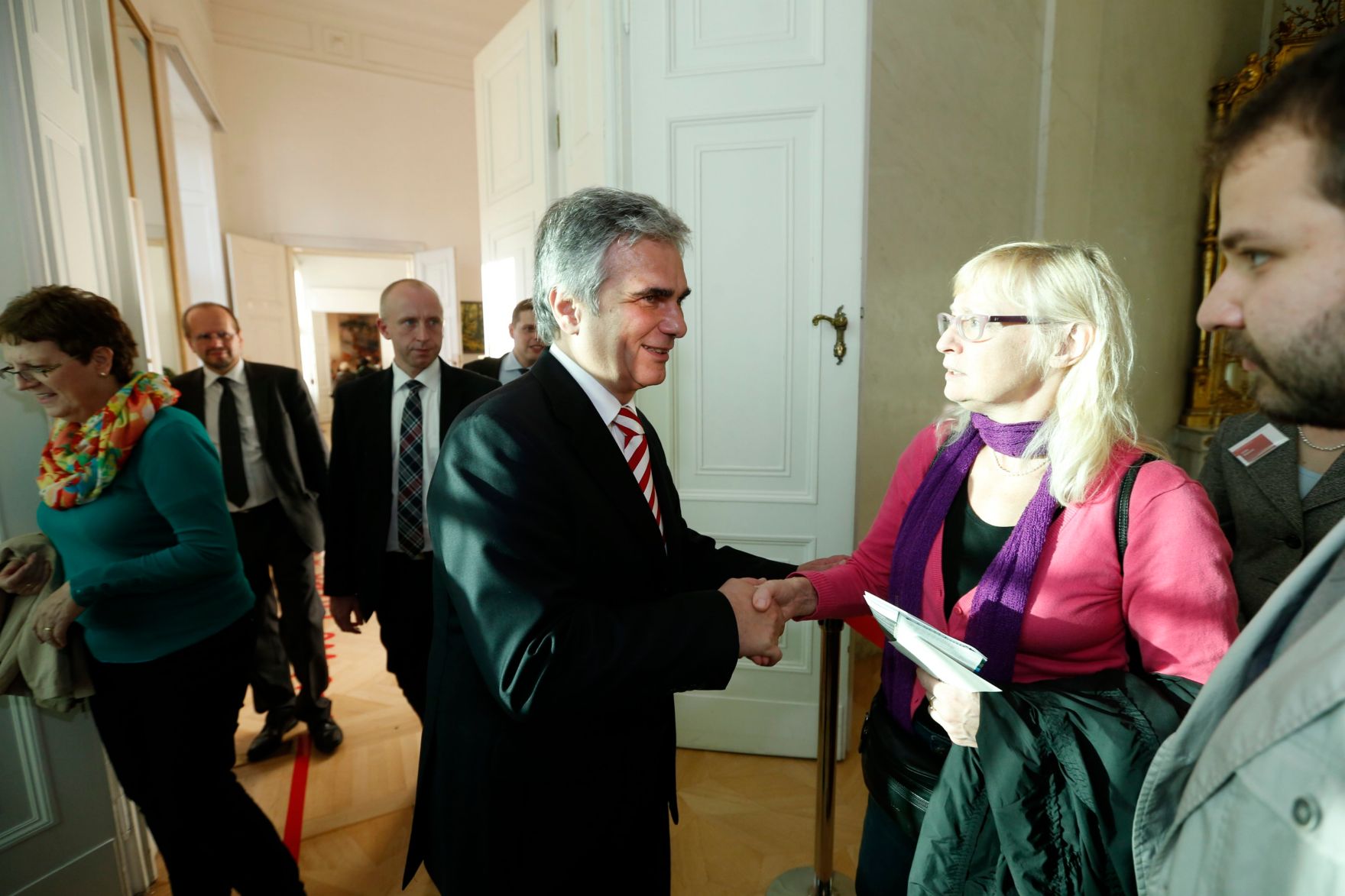Am 26. Oktober 2013 empfing Bundeskanzler Werner Faymann im Rahmen des Nationalfeiertages Besucherinnen und Besucher im Bundeskanzleramt.