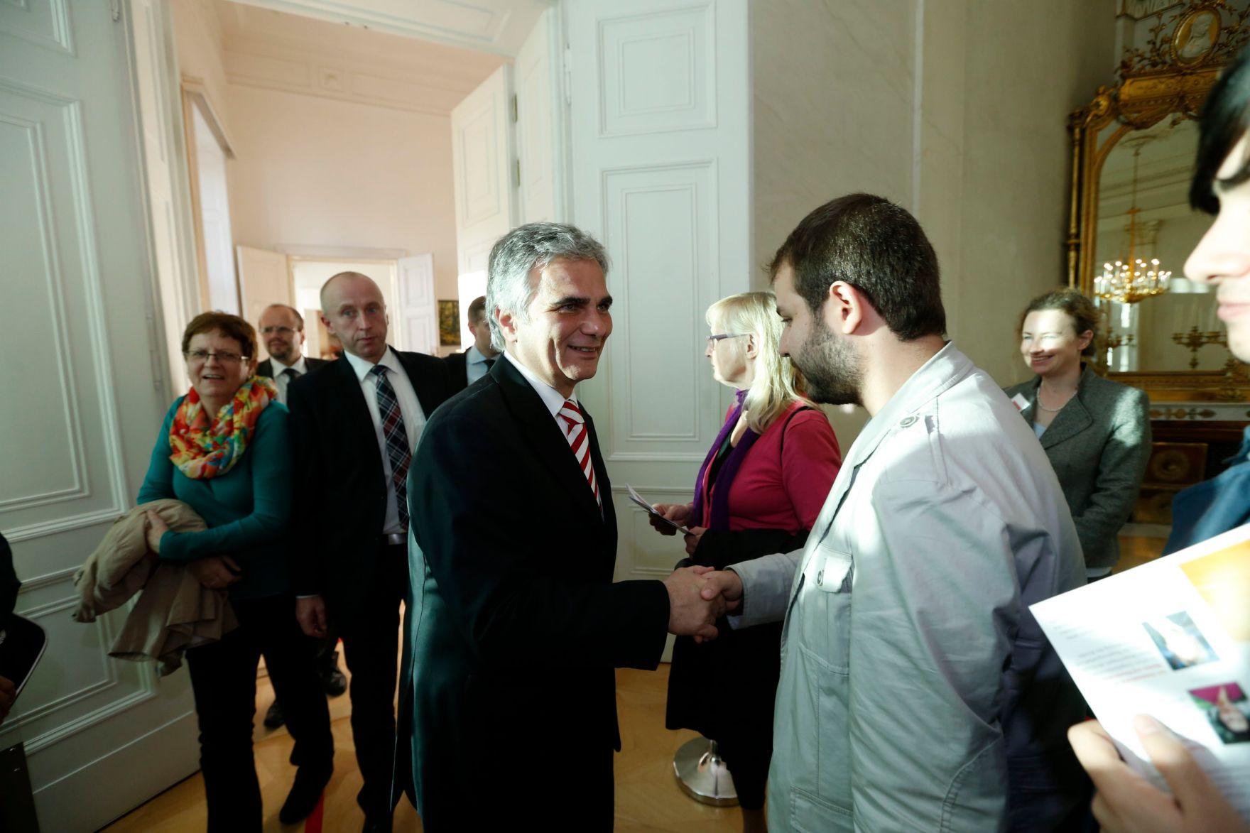 Am 26. Oktober 2013 empfing Bundeskanzler Werner Faymann im Rahmen des Nationalfeiertages Besucherinnen und Besucher im Bundeskanzleramt.