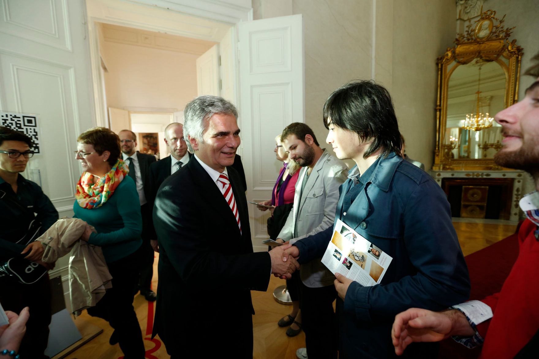 Am 26. Oktober 2013 empfing Bundeskanzler Werner Faymann im Rahmen des Nationalfeiertages Besucherinnen und Besucher im Bundeskanzleramt.