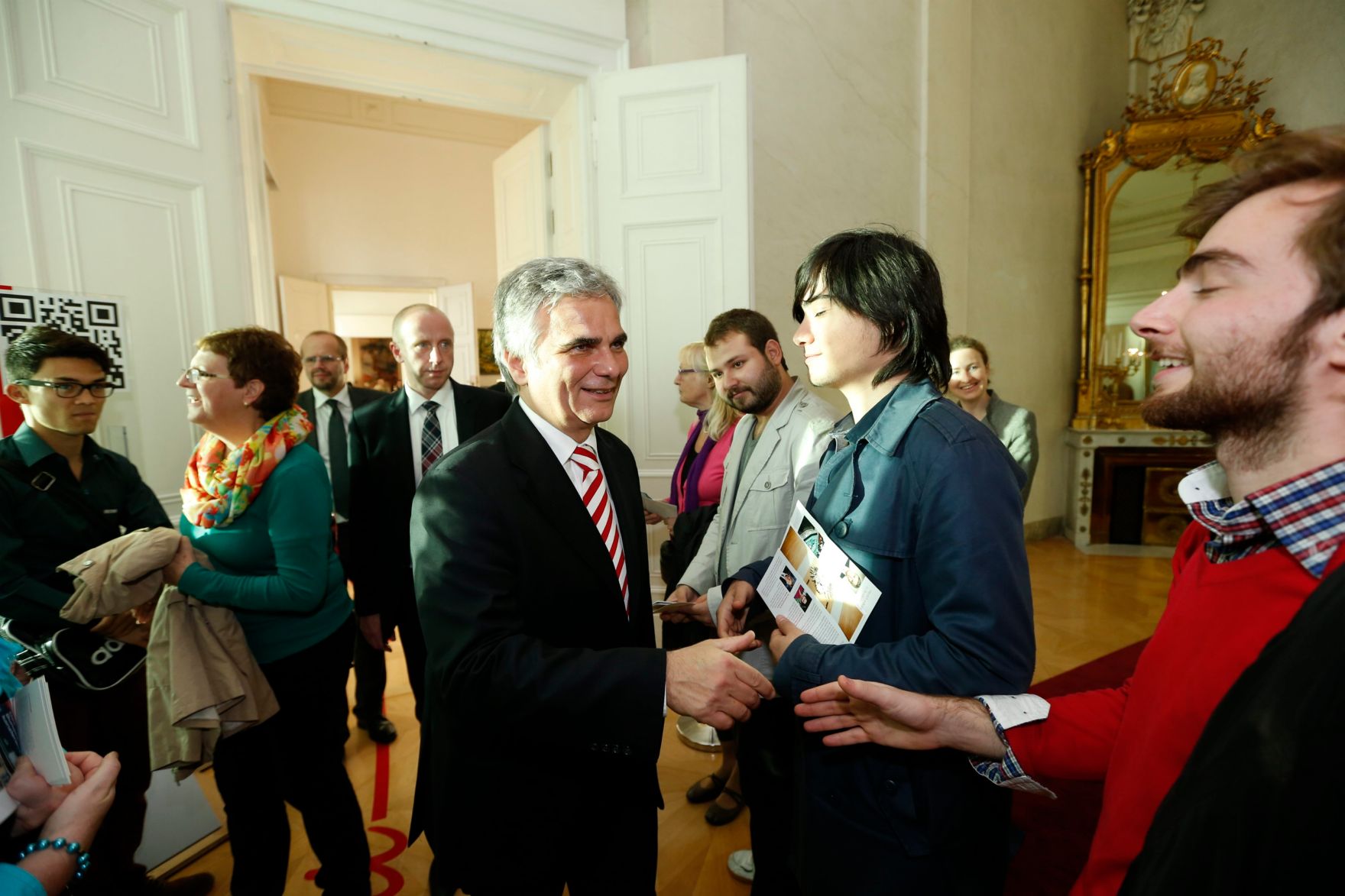 Am 26. Oktober 2013 empfing Bundeskanzler Werner Faymann im Rahmen des Nationalfeiertages Besucherinnen und Besucher im Bundeskanzleramt.