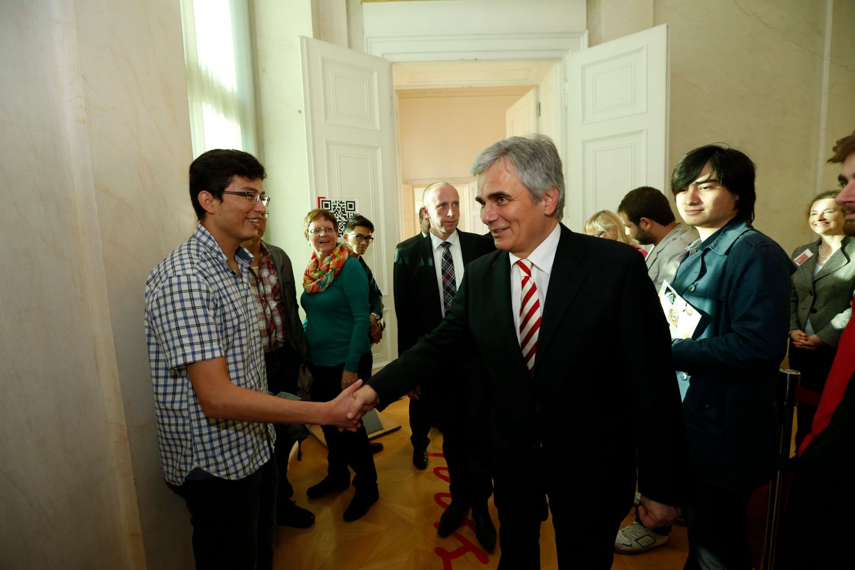 Am 26. Oktober 2013 empfing Bundeskanzler Werner Faymann im Rahmen des Nationalfeiertages Besucherinnen und Besucher im Bundeskanzleramt.