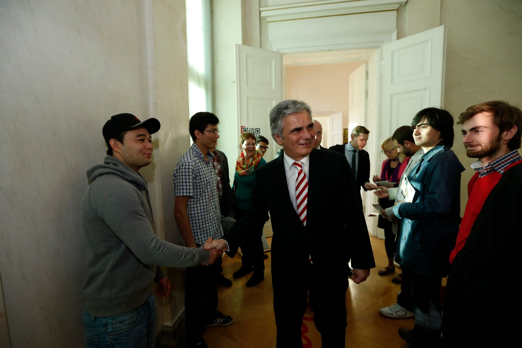 Am 26. Oktober 2013 empfing Bundeskanzler Werner Faymann im Rahmen des Nationalfeiertages Besucherinnen und Besucher im Bundeskanzleramt.