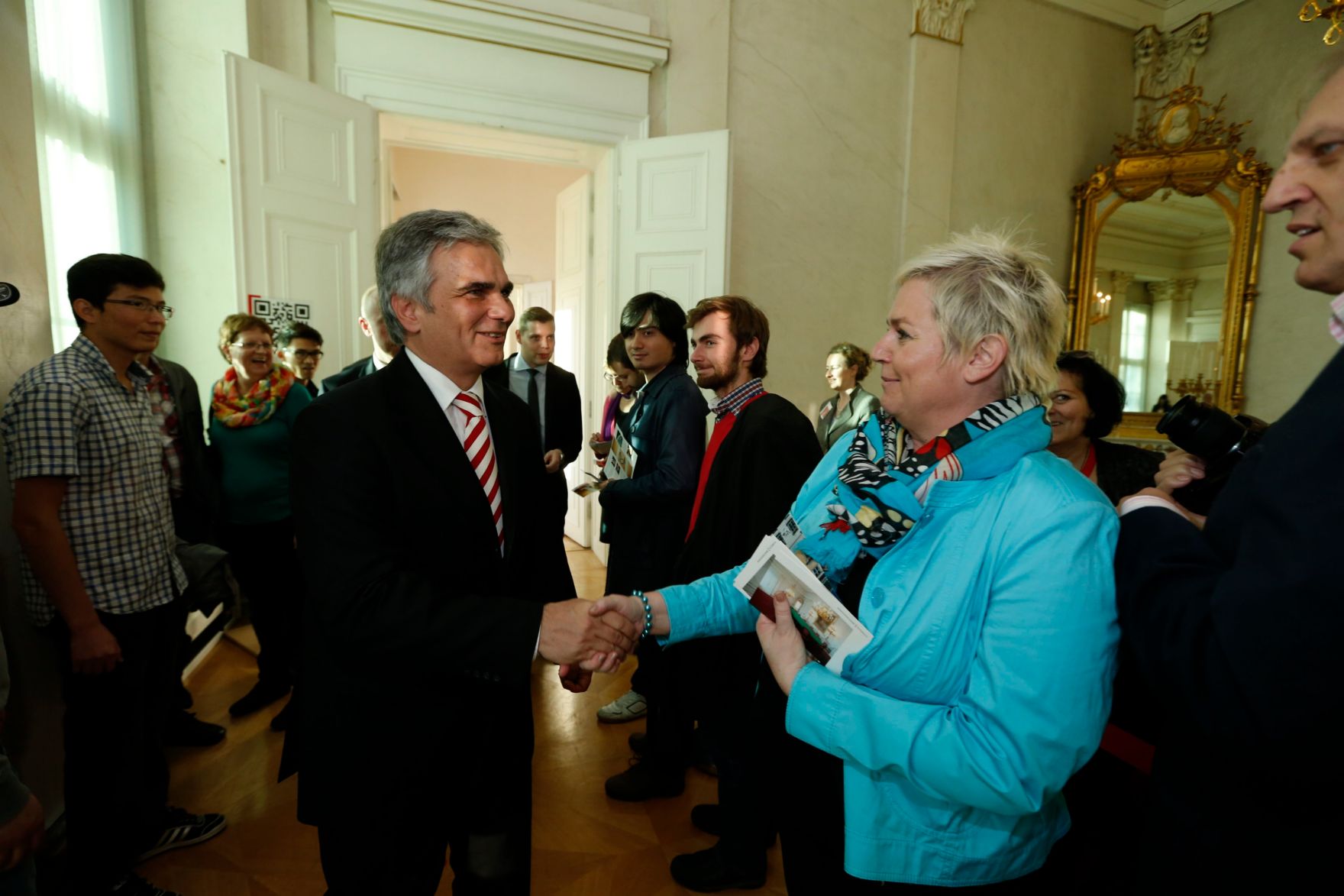 Am 26. Oktober 2013 empfing Bundeskanzler Werner Faymann im Rahmen des Nationalfeiertages Besucherinnen und Besucher im Bundeskanzleramt.