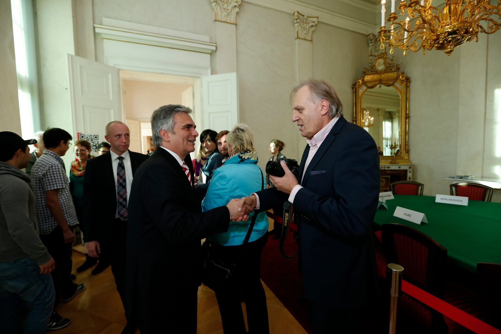 Am 26. Oktober 2013 empfing Bundeskanzler Werner Faymann im Rahmen des Nationalfeiertages Besucherinnen und Besucher im Bundeskanzleramt.