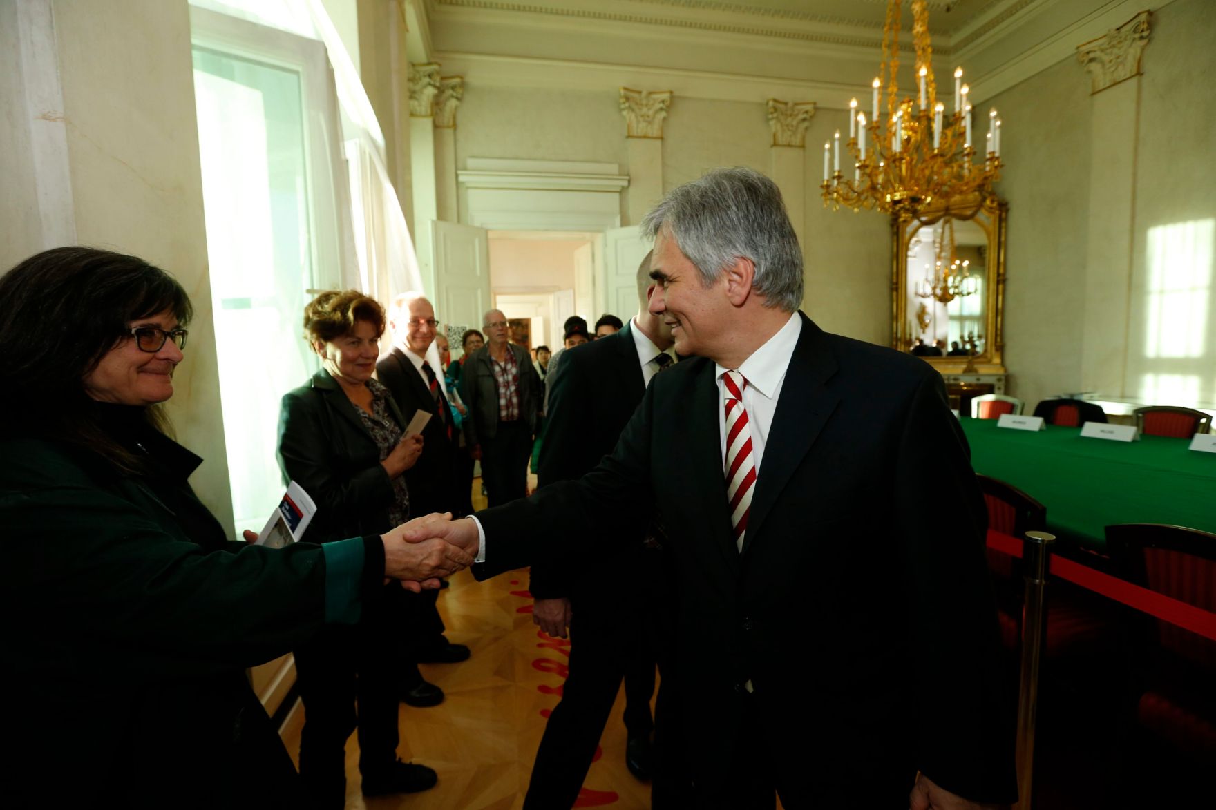 Am 26. Oktober 2013 empfing Bundeskanzler Werner Faymann im Rahmen des Nationalfeiertages Besucherinnen und Besucher im Bundeskanzleramt.