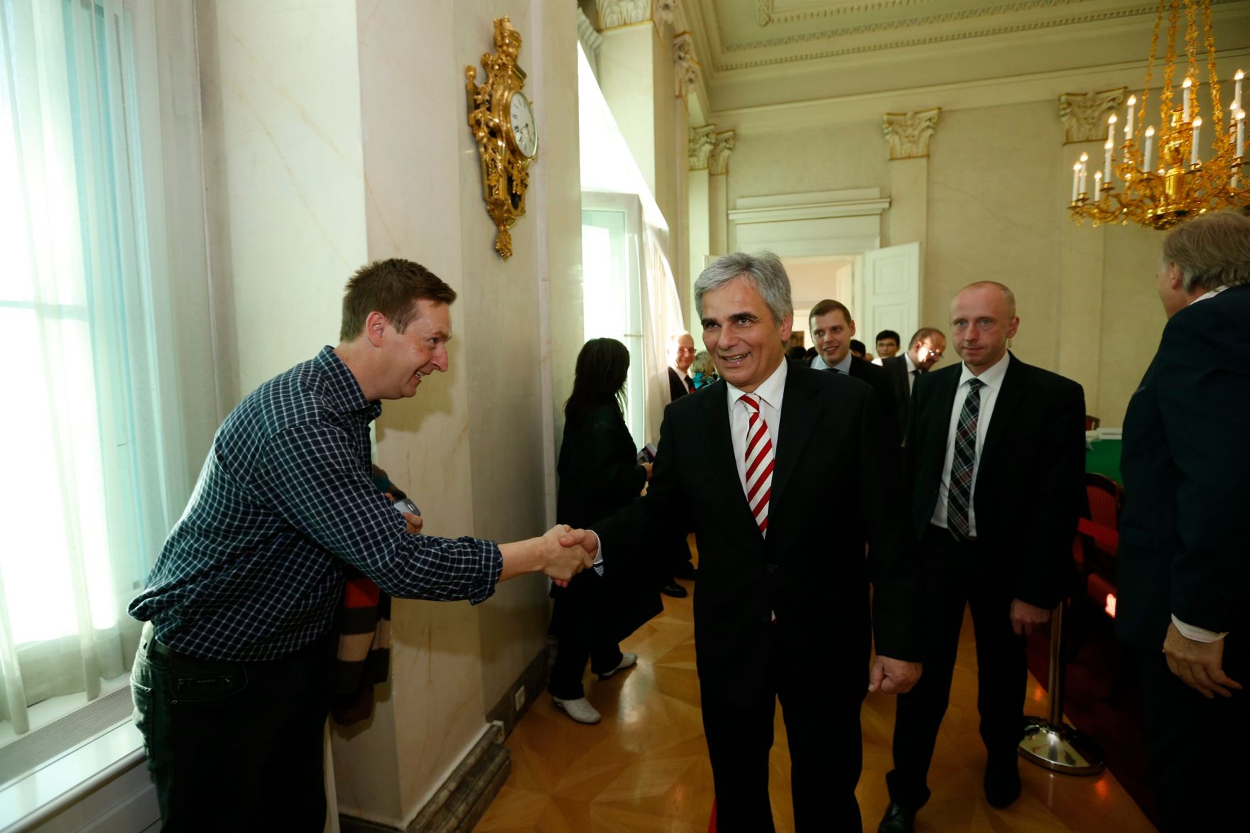 Am 26. Oktober 2013 empfing Bundeskanzler Werner Faymann im Rahmen des Nationalfeiertages Besucherinnen und Besucher im Bundeskanzleramt.