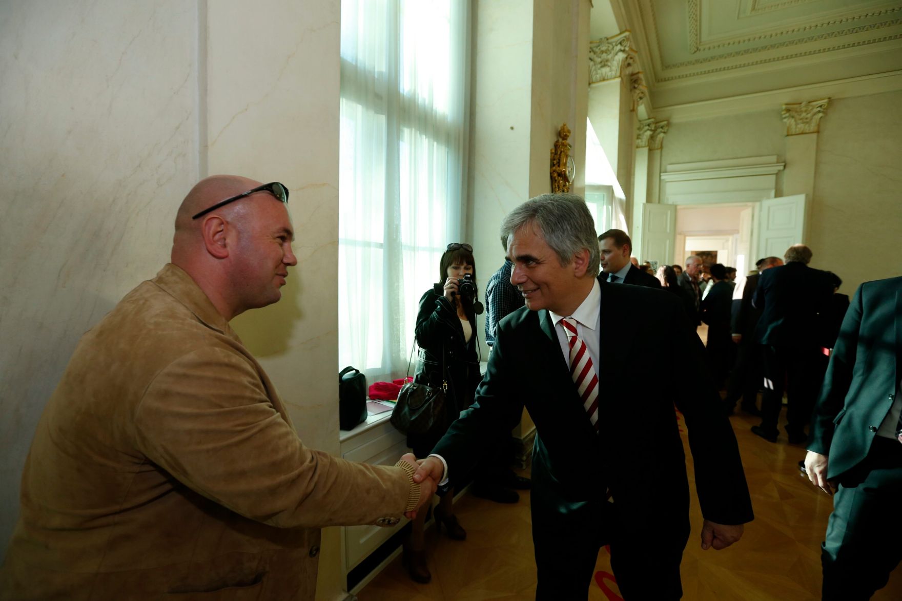 Am 26. Oktober 2013 empfing Bundeskanzler Werner Faymann im Rahmen des Nationalfeiertages Besucherinnen und Besucher im Bundeskanzleramt.