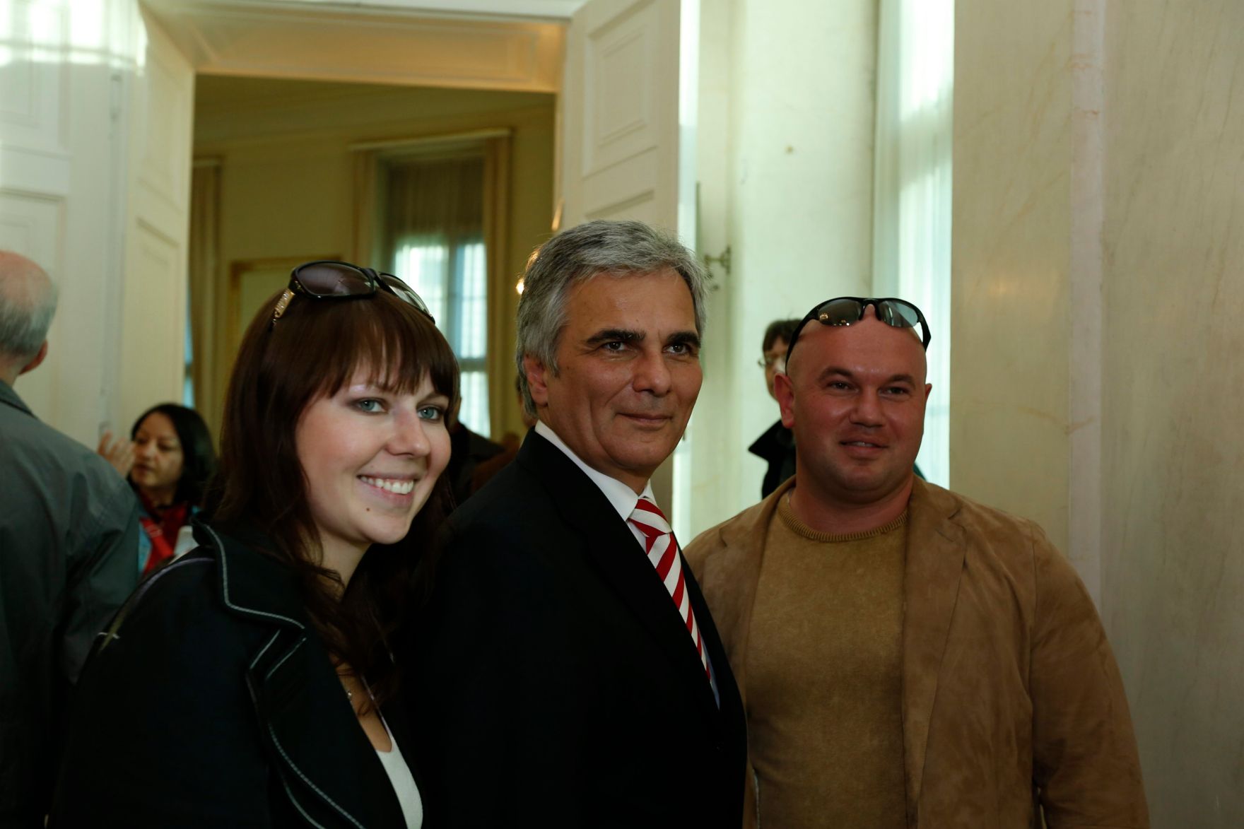 Am 26. Oktober 2013 empfing Bundeskanzler Werner Faymann im Rahmen des Nationalfeiertages Besucherinnen und Besucher im Bundeskanzleramt.