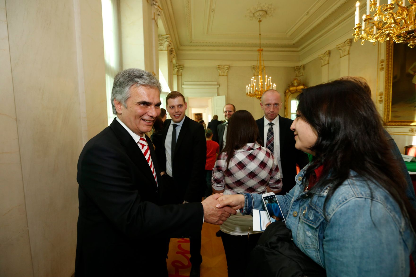 Am 26. Oktober 2013 empfing Bundeskanzler Werner Faymann im Rahmen des Nationalfeiertages Besucherinnen und Besucher im Bundeskanzleramt.