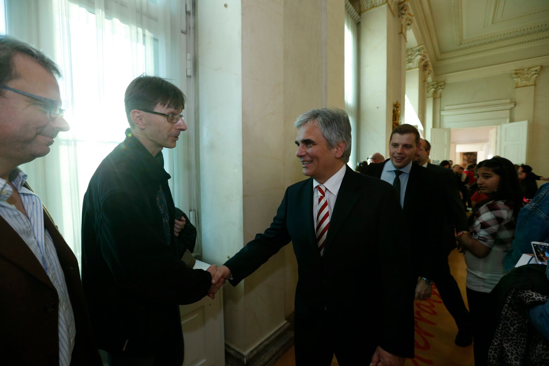 Am 26. Oktober 2013 empfing Bundeskanzler Werner Faymann im Rahmen des Nationalfeiertages Besucherinnen und Besucher im Bundeskanzleramt.
