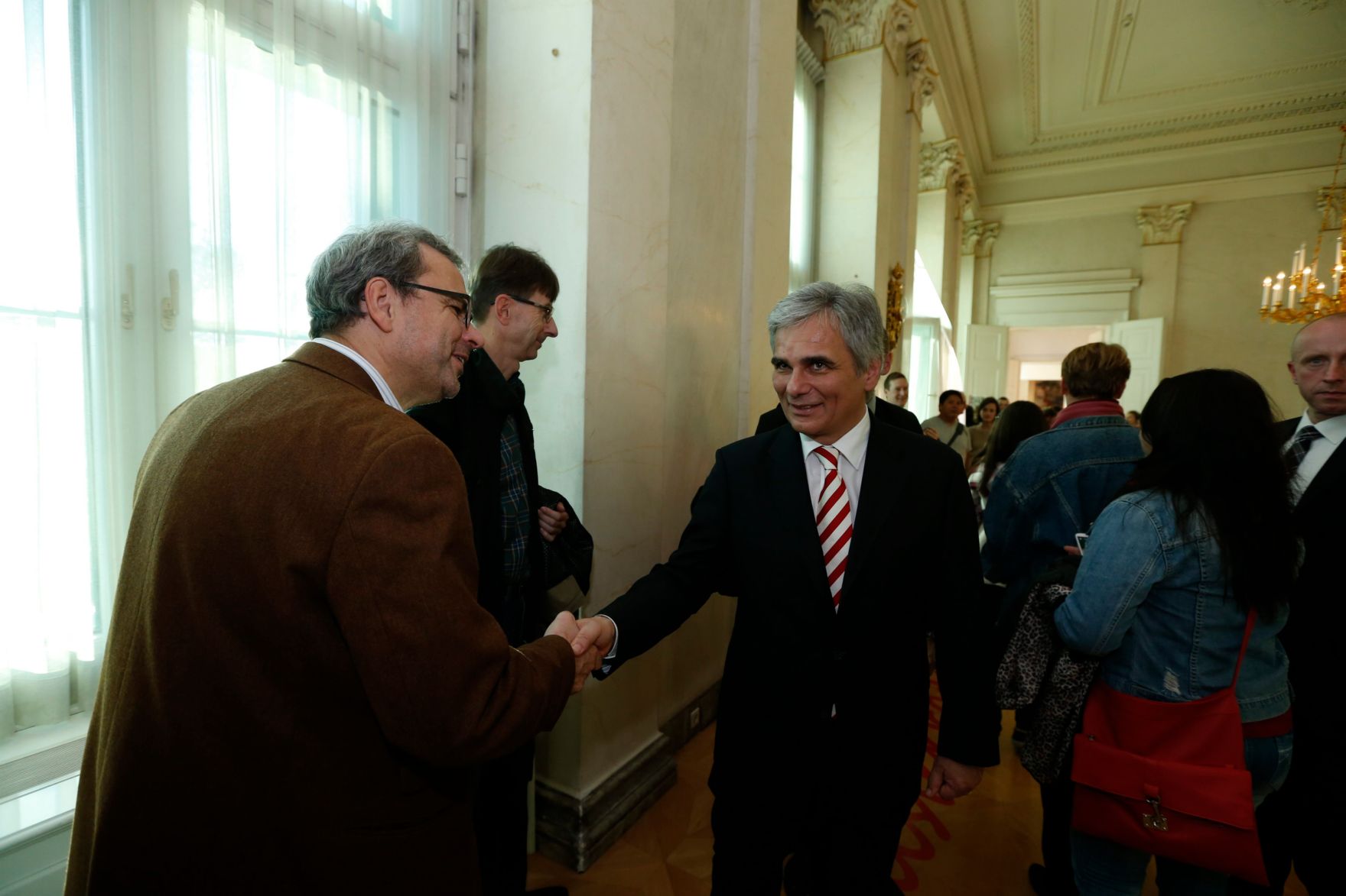 Am 26. Oktober 2013 empfing Bundeskanzler Werner Faymann im Rahmen des Nationalfeiertages Besucherinnen und Besucher im Bundeskanzleramt.