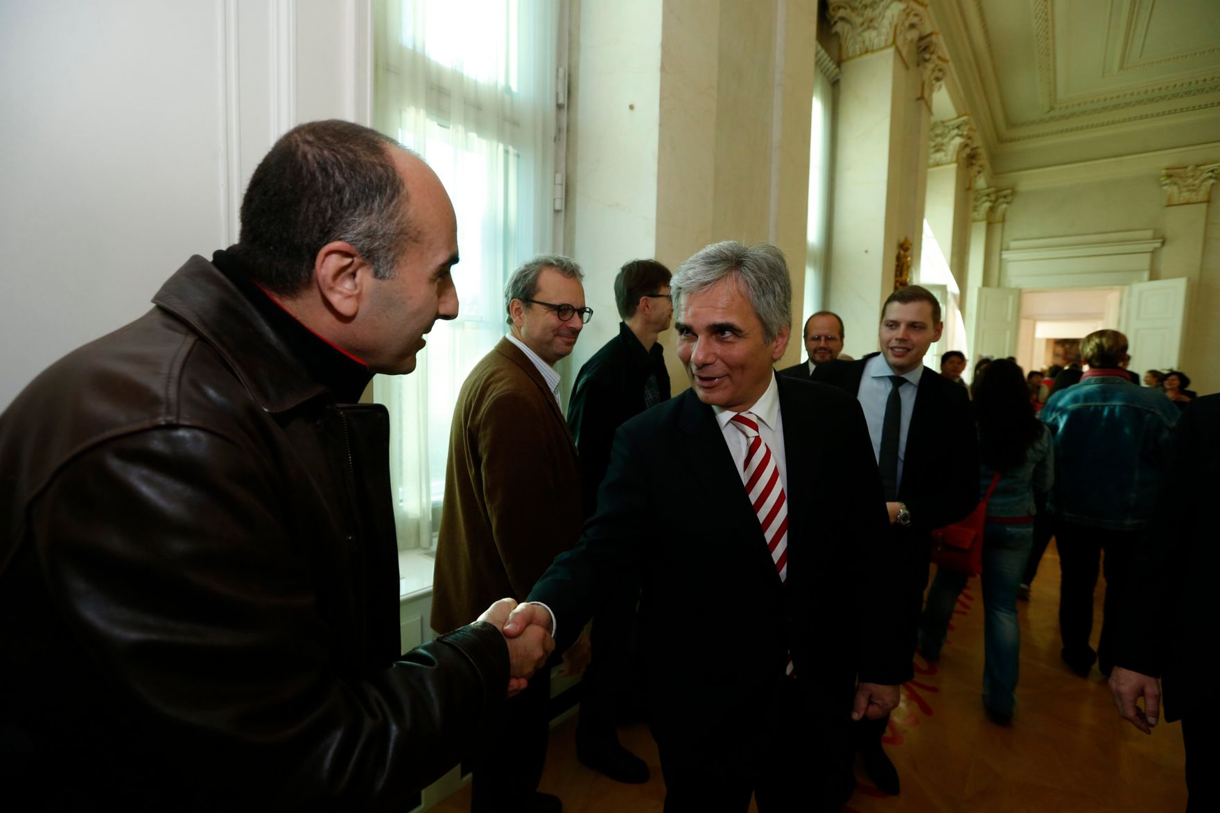 Am 26. Oktober 2013 empfing Bundeskanzler Werner Faymann im Rahmen des Nationalfeiertages Besucherinnen und Besucher im Bundeskanzleramt.