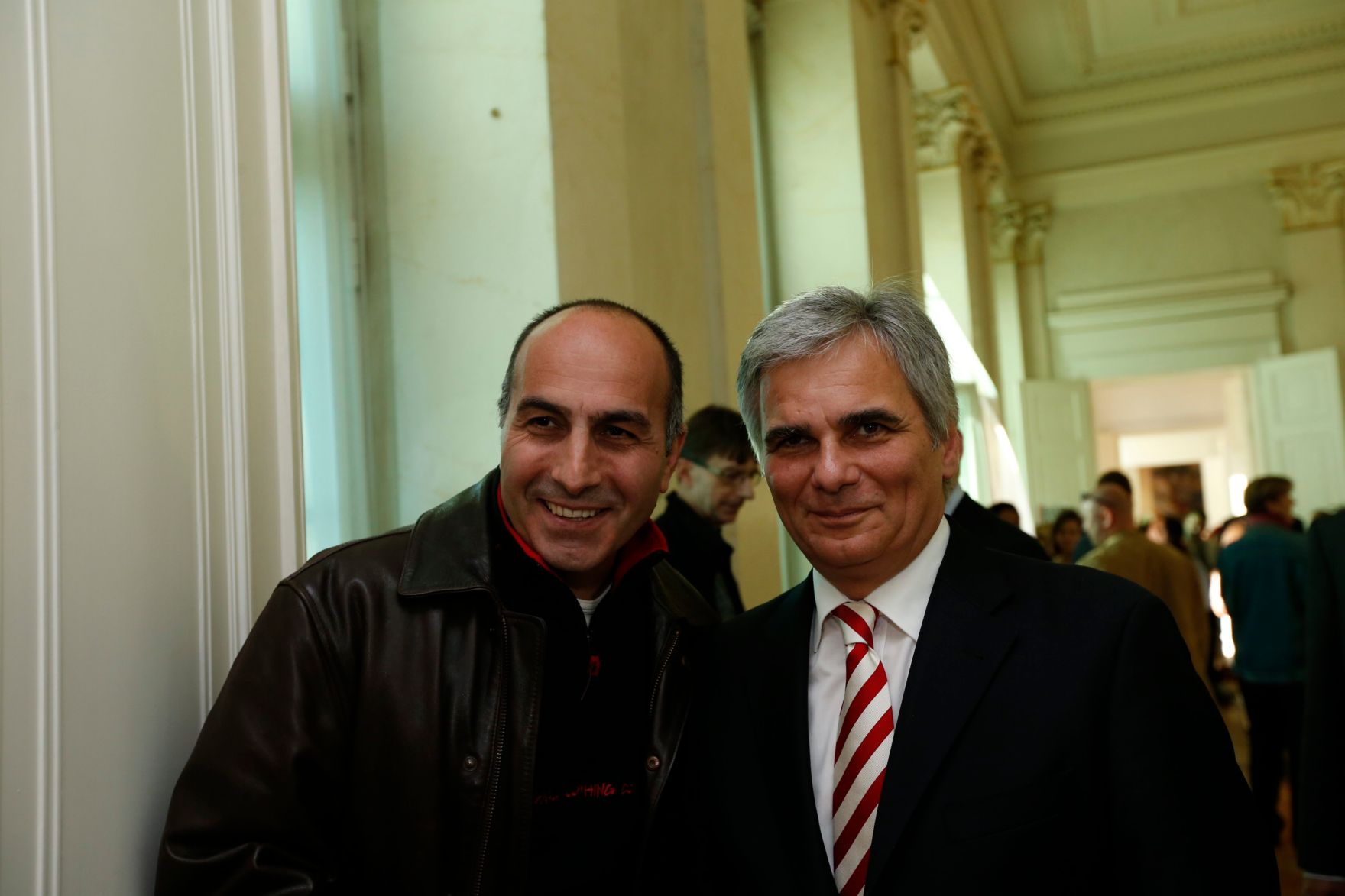 Am 26. Oktober 2013 empfing Bundeskanzler Werner Faymann im Rahmen des Nationalfeiertages Besucherinnen und Besucher im Bundeskanzleramt.