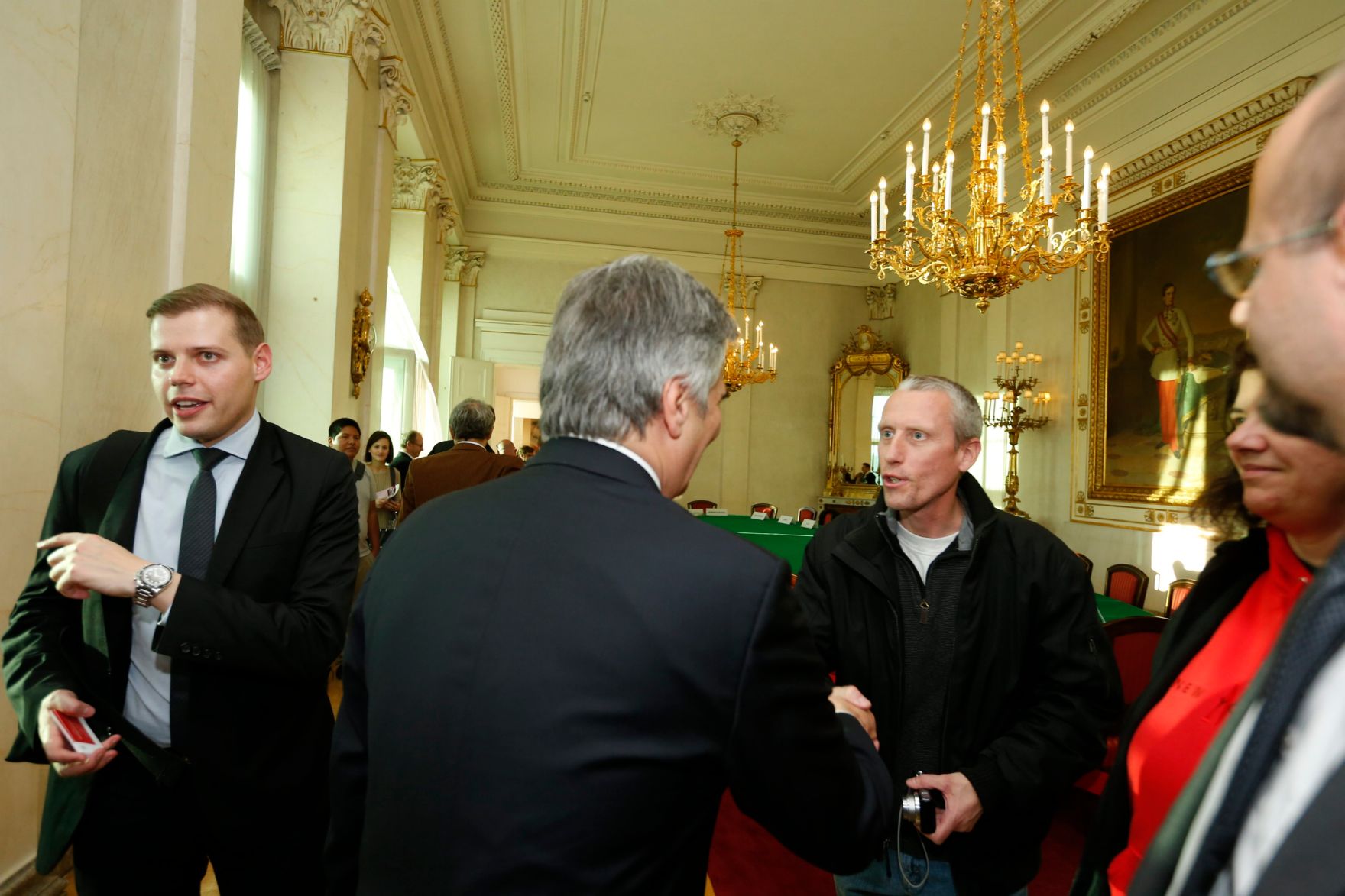 Am 26. Oktober 2013 empfing Bundeskanzler Werner Faymann im Rahmen des Nationalfeiertages Besucherinnen und Besucher im Bundeskanzleramt.