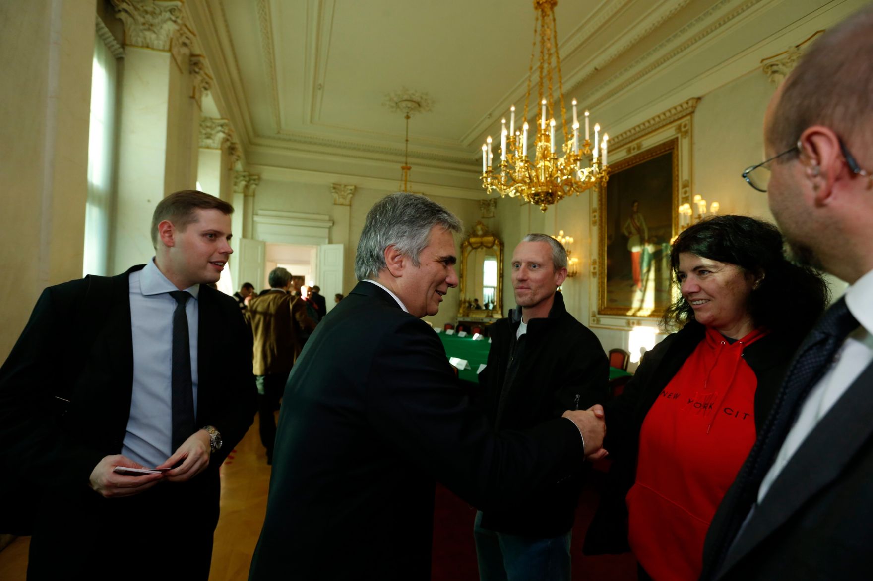Am 26. Oktober 2013 empfing Bundeskanzler Werner Faymann im Rahmen des Nationalfeiertages Besucherinnen und Besucher im Bundeskanzleramt.
