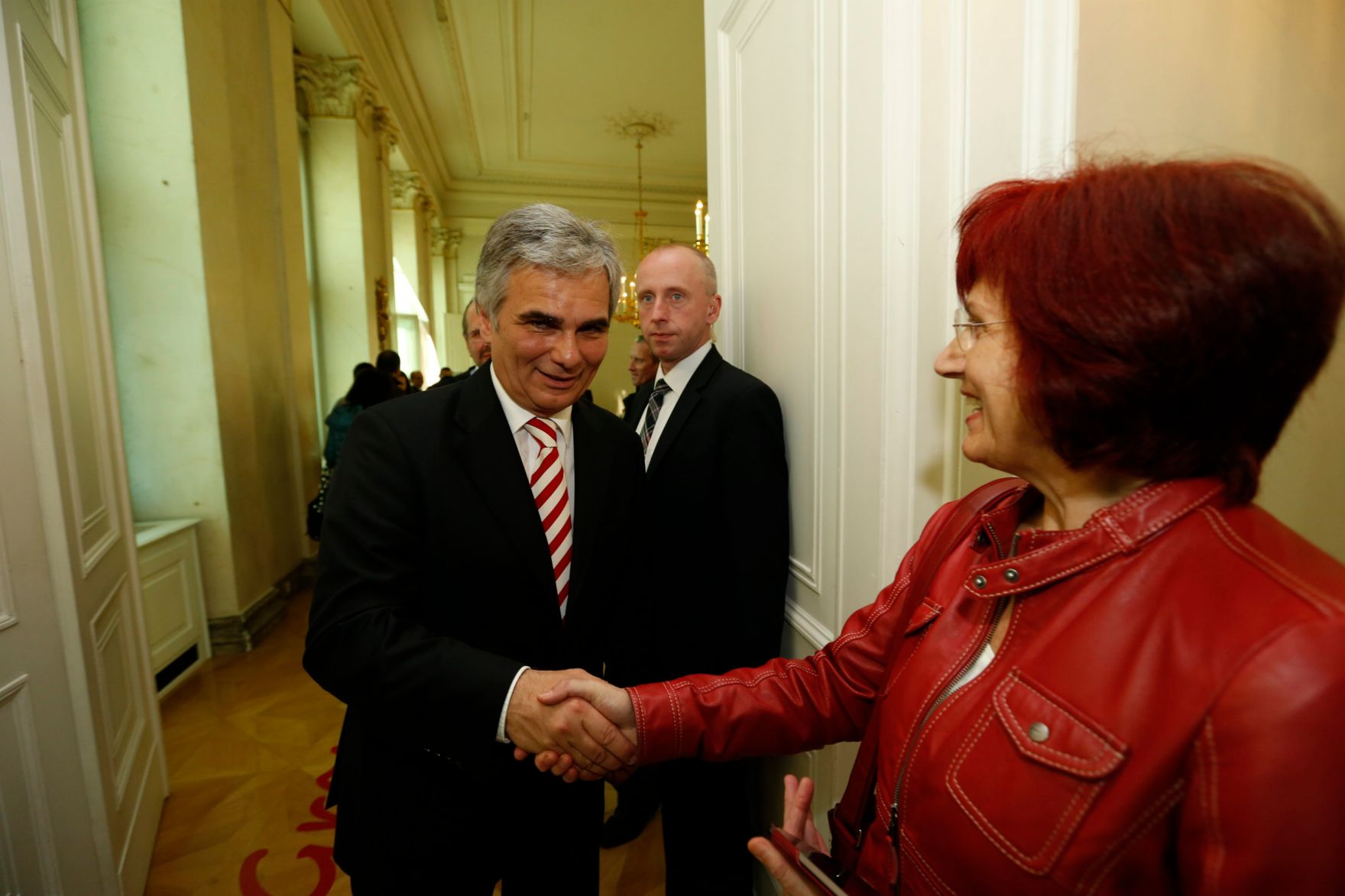 Am 26. Oktober 2013 empfing Bundeskanzler Werner Faymann im Rahmen des Nationalfeiertages Besucherinnen und Besucher im Bundeskanzleramt.