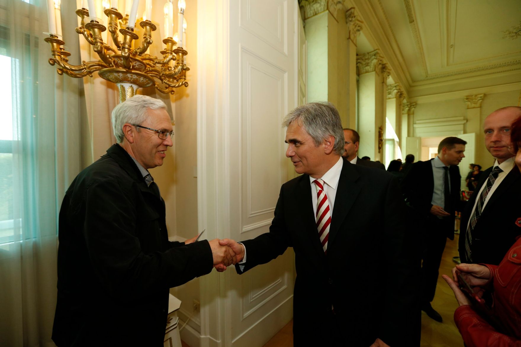 Am 26. Oktober 2013 empfing Bundeskanzler Werner Faymann im Rahmen des Nationalfeiertages Besucherinnen und Besucher im Bundeskanzleramt.