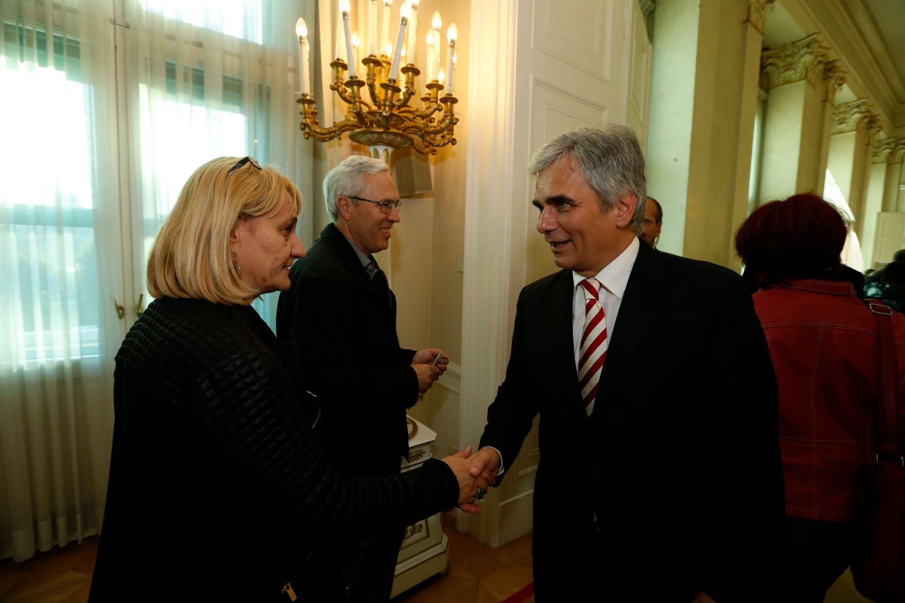 Am 26. Oktober 2013 empfing Bundeskanzler Werner Faymann im Rahmen des Nationalfeiertages Besucherinnen und Besucher im Bundeskanzleramt.