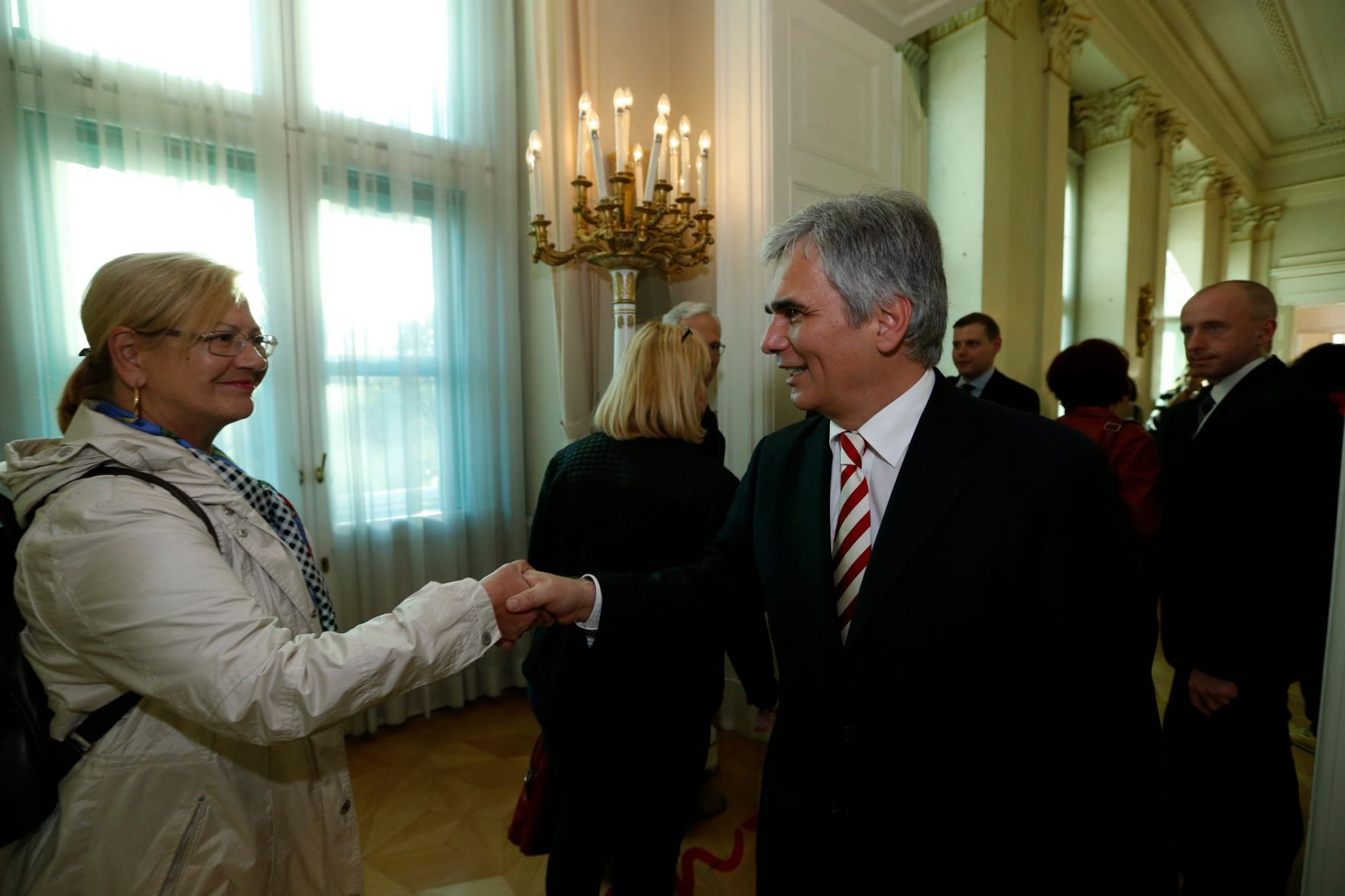 Am 26. Oktober 2013 empfing Bundeskanzler Werner Faymann im Rahmen des Nationalfeiertages Besucherinnen und Besucher im Bundeskanzleramt.