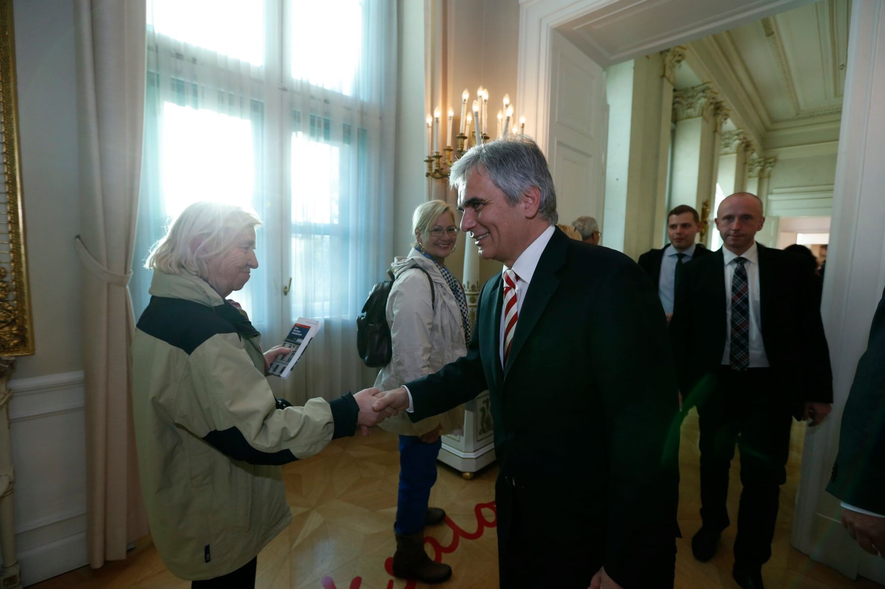 Am 26. Oktober 2013 empfing Bundeskanzler Werner Faymann im Rahmen des Nationalfeiertages Besucherinnen und Besucher im Bundeskanzleramt.