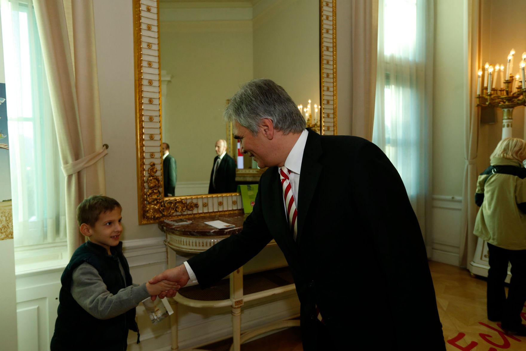 Am 26. Oktober 2013 empfing Bundeskanzler Werner Faymann im Rahmen des Nationalfeiertages Besucherinnen und Besucher im Bundeskanzleramt.