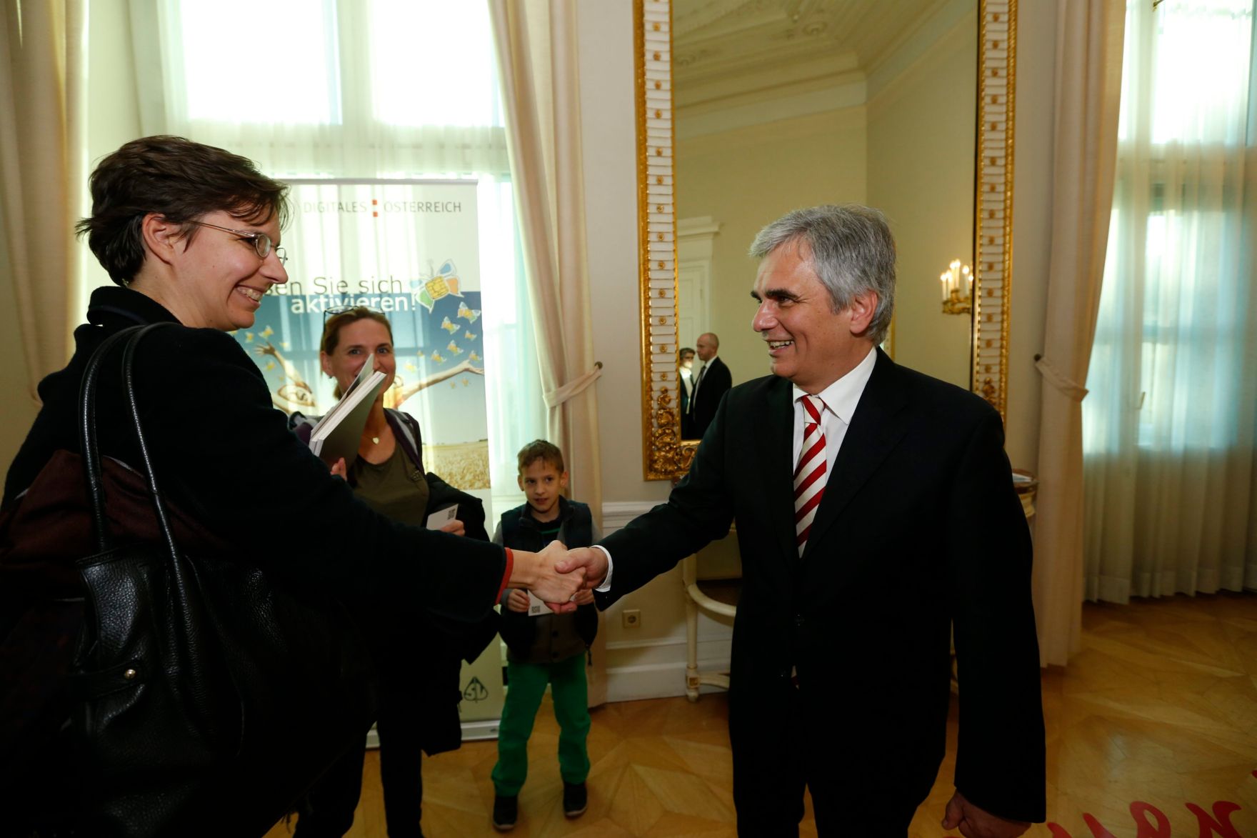 Am 26. Oktober 2013 empfing Bundeskanzler Werner Faymann im Rahmen des Nationalfeiertages Besucherinnen und Besucher im Bundeskanzleramt.