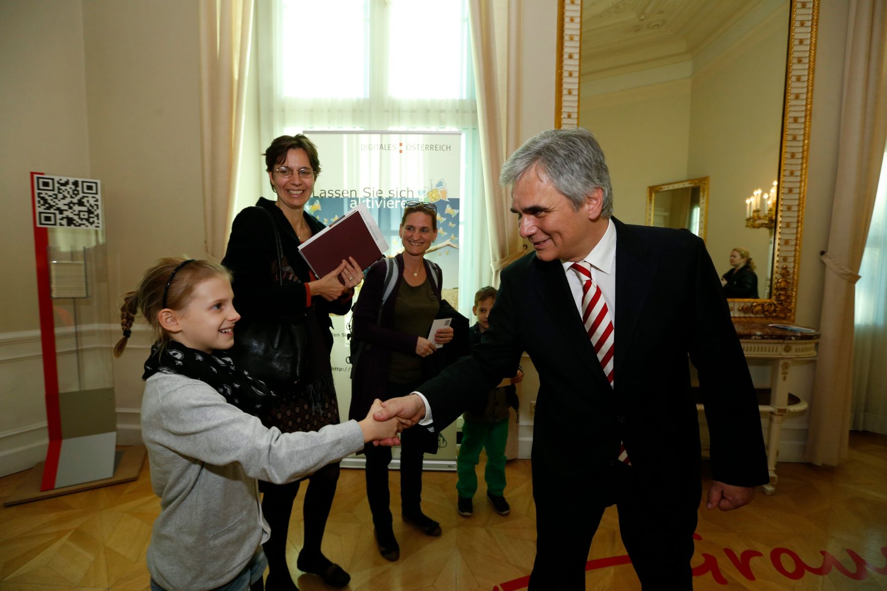 Am 26. Oktober 2013 empfing Bundeskanzler Werner Faymann im Rahmen des Nationalfeiertages Besucherinnen und Besucher im Bundeskanzleramt.