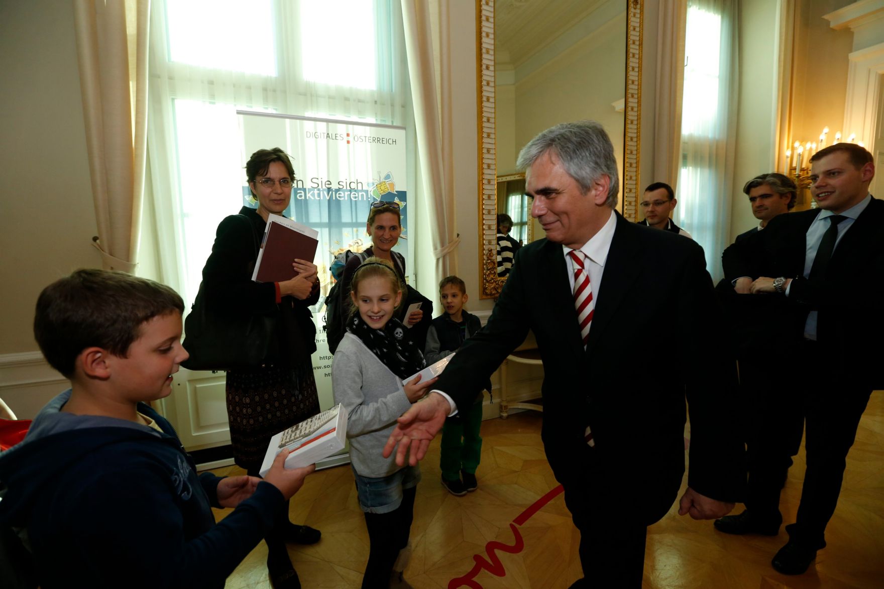 Am 26. Oktober 2013 empfing Bundeskanzler Werner Faymann im Rahmen des Nationalfeiertages Besucherinnen und Besucher im Bundeskanzleramt.