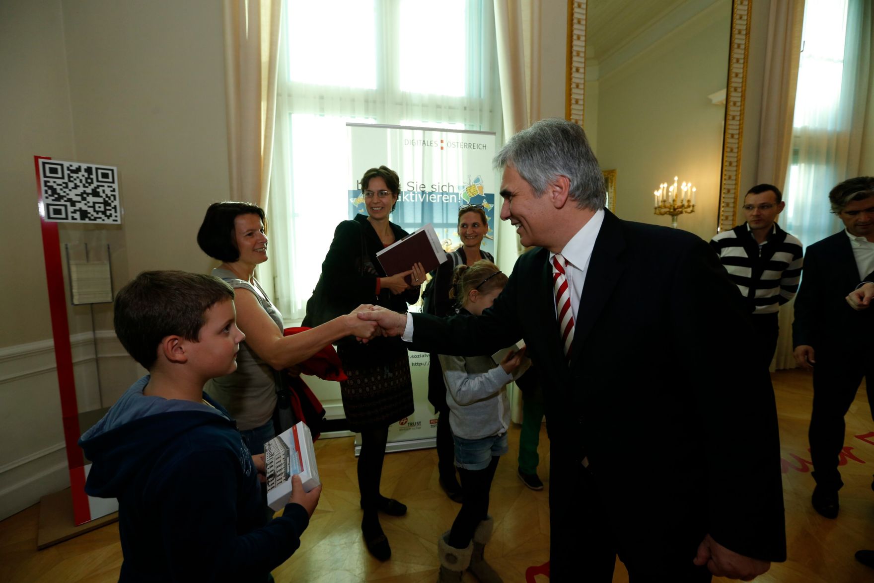 Am 26. Oktober 2013 empfing Bundeskanzler Werner Faymann im Rahmen des Nationalfeiertages Besucherinnen und Besucher im Bundeskanzleramt.