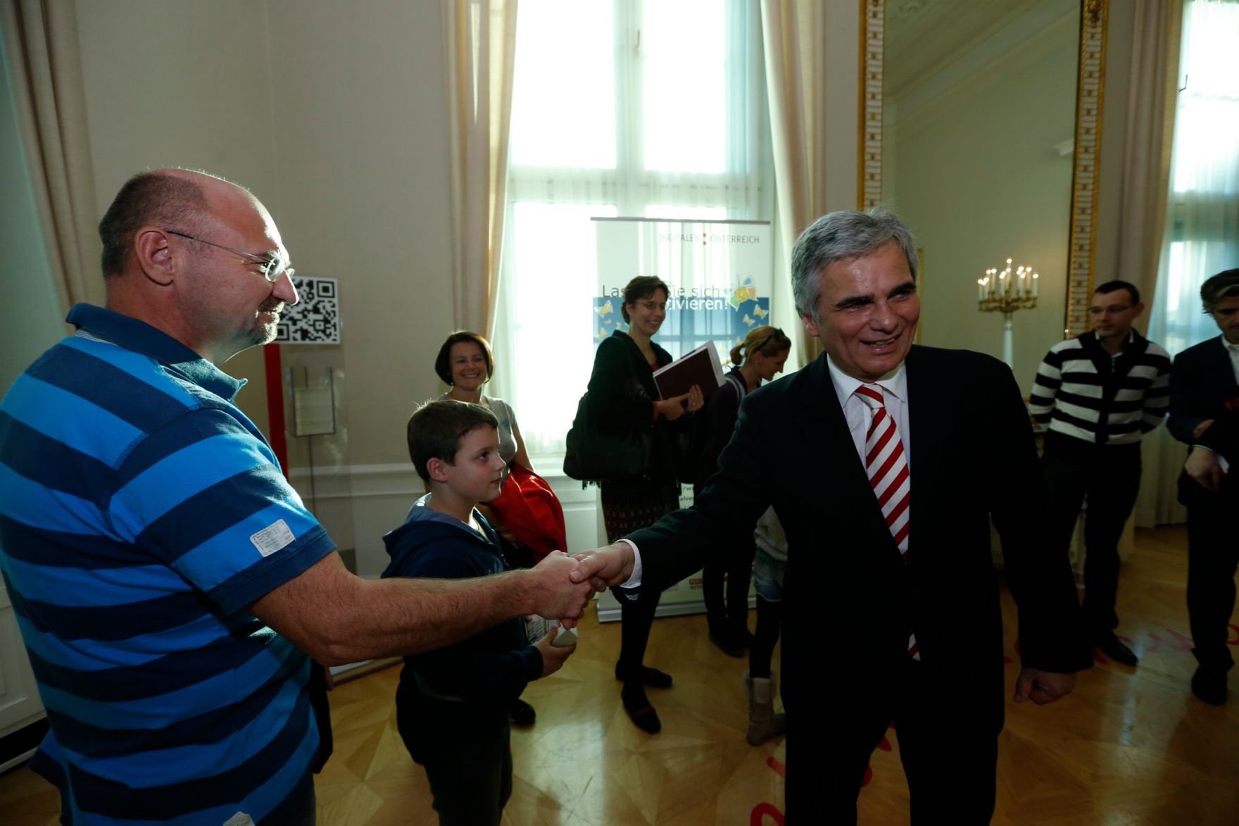 Am 26. Oktober 2013 empfing Bundeskanzler Werner Faymann im Rahmen des Nationalfeiertages Besucherinnen und Besucher im Bundeskanzleramt.