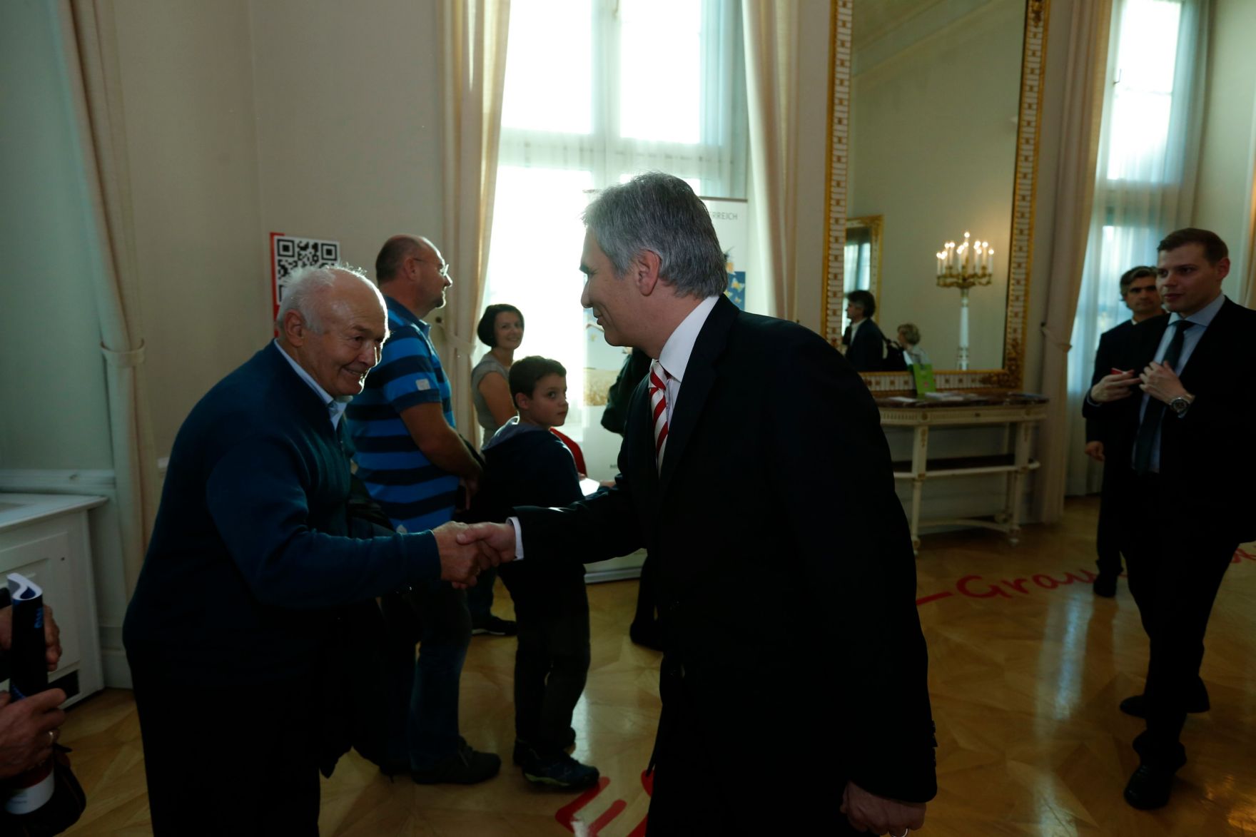 Am 26. Oktober 2013 empfing Bundeskanzler Werner Faymann im Rahmen des Nationalfeiertages Besucherinnen und Besucher im Bundeskanzleramt.