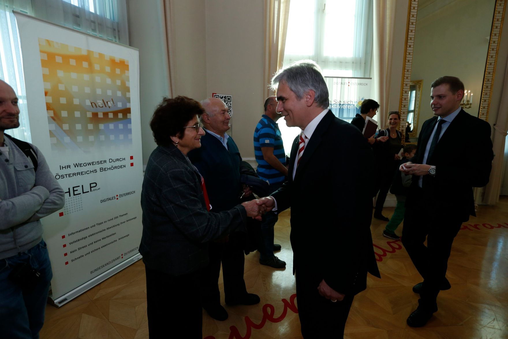 Am 26. Oktober 2013 empfing Bundeskanzler Werner Faymann im Rahmen des Nationalfeiertages Besucherinnen und Besucher im Bundeskanzleramt.