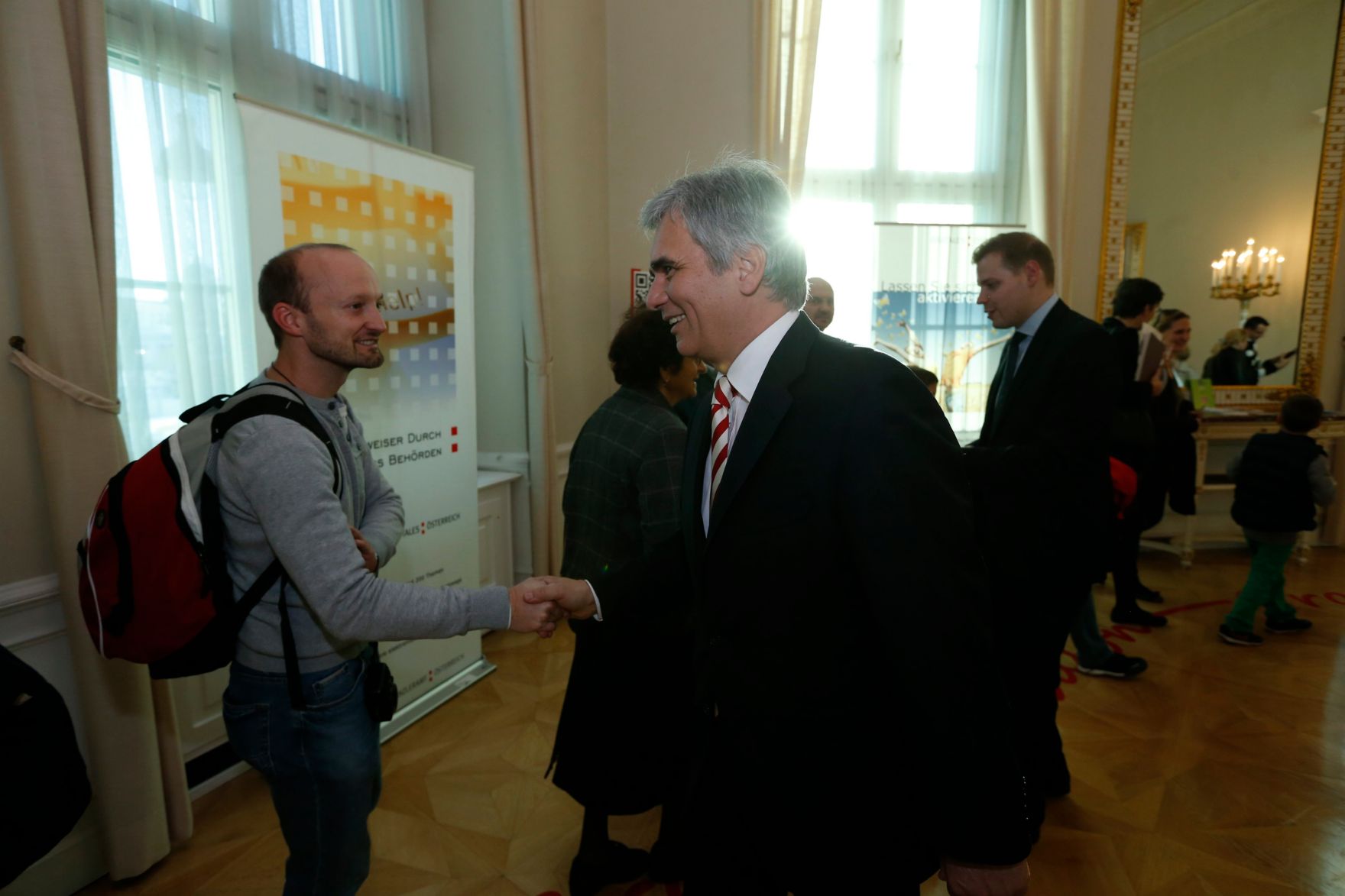Am 26. Oktober 2013 empfing Bundeskanzler Werner Faymann im Rahmen des Nationalfeiertages Besucherinnen und Besucher im Bundeskanzleramt.