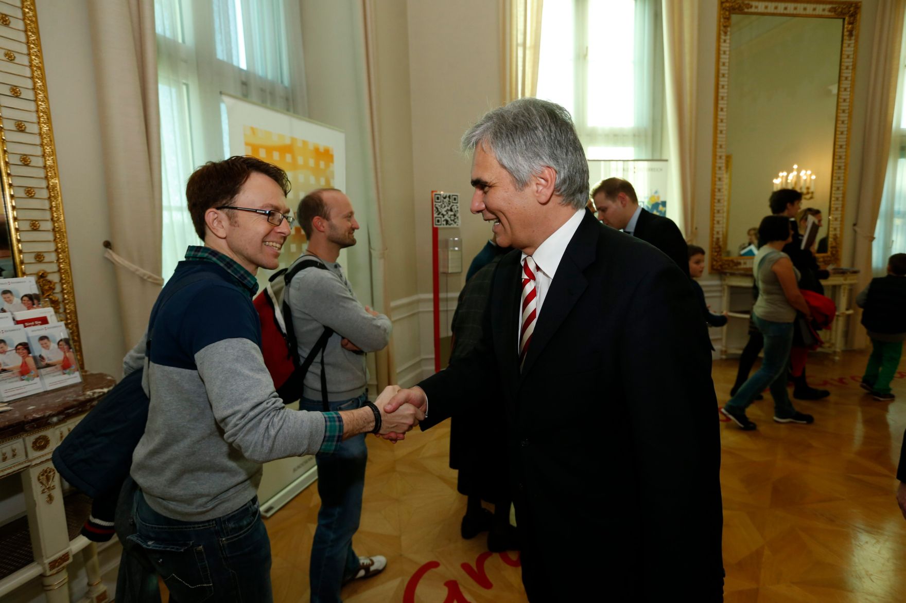 Am 26. Oktober 2013 empfing Bundeskanzler Werner Faymann im Rahmen des Nationalfeiertages Besucherinnen und Besucher im Bundeskanzleramt.