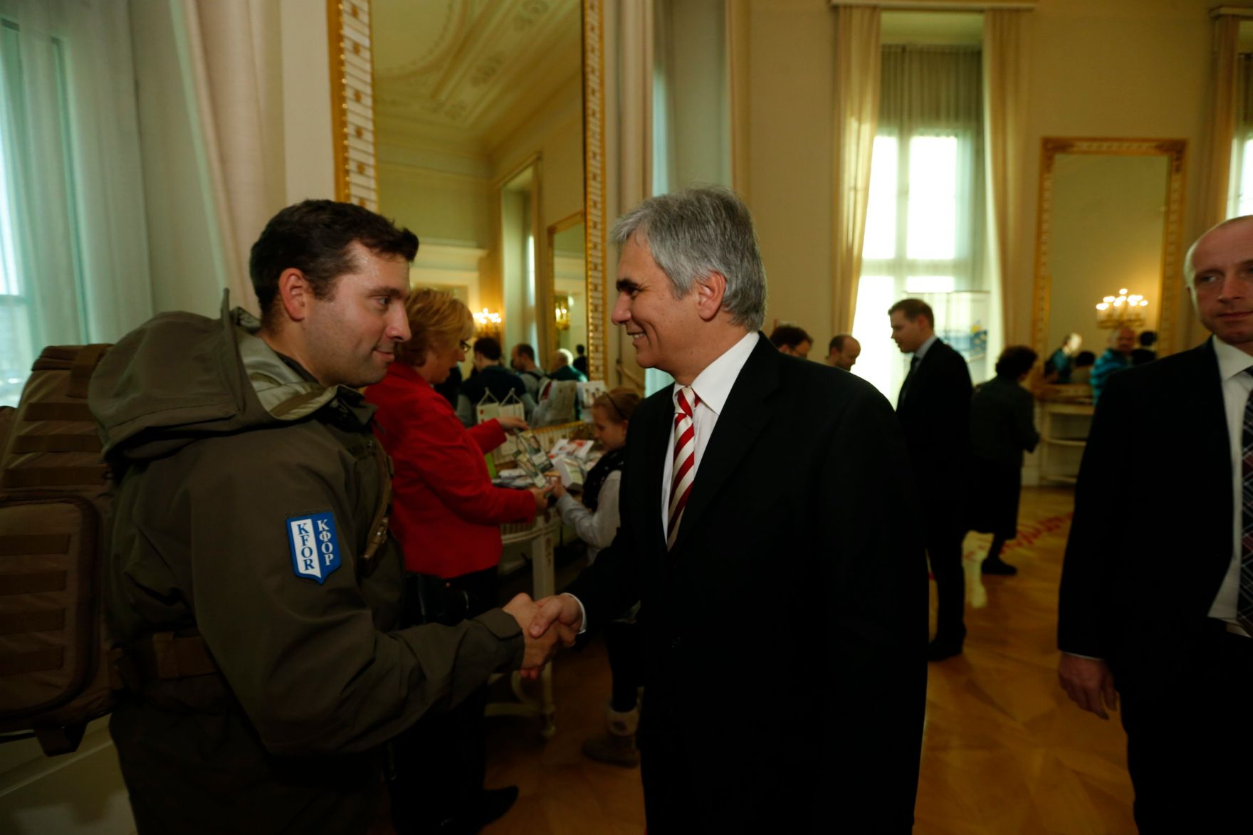 Am 26. Oktober 2013 empfing Bundeskanzler Werner Faymann im Rahmen des Nationalfeiertages Besucherinnen und Besucher im Bundeskanzleramt.