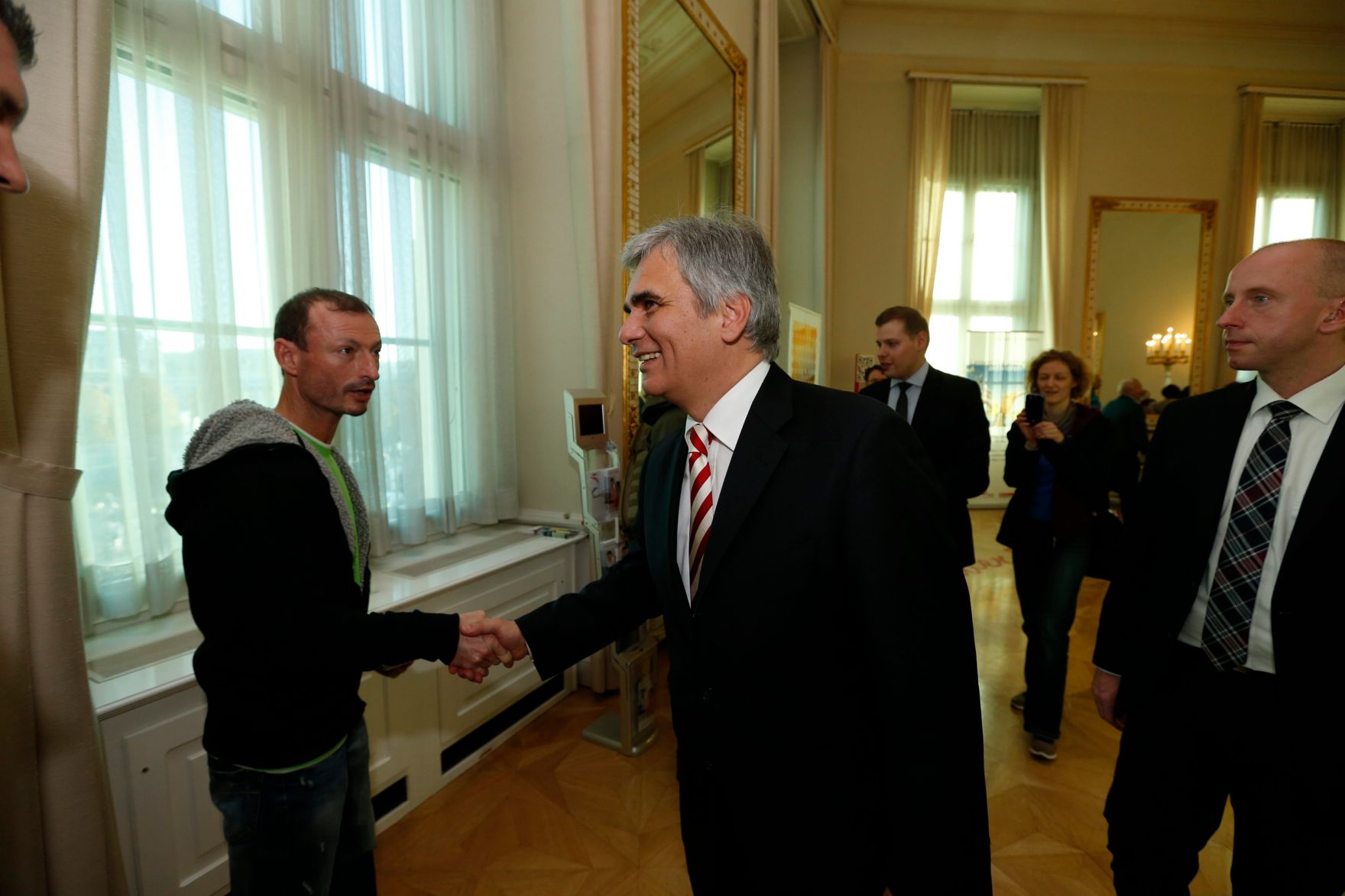 Am 26. Oktober 2013 empfing Bundeskanzler Werner Faymann im Rahmen des Nationalfeiertages Besucherinnen und Besucher im Bundeskanzleramt.