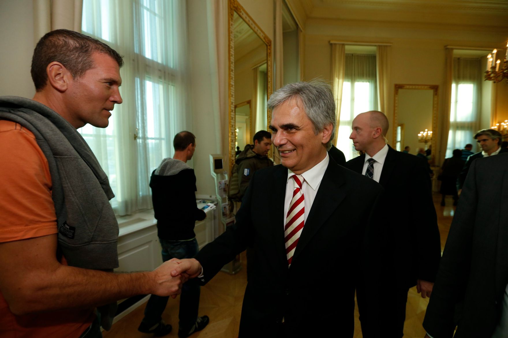 Am 26. Oktober 2013 empfing Bundeskanzler Werner Faymann im Rahmen des Nationalfeiertages Besucherinnen und Besucher im Bundeskanzleramt.